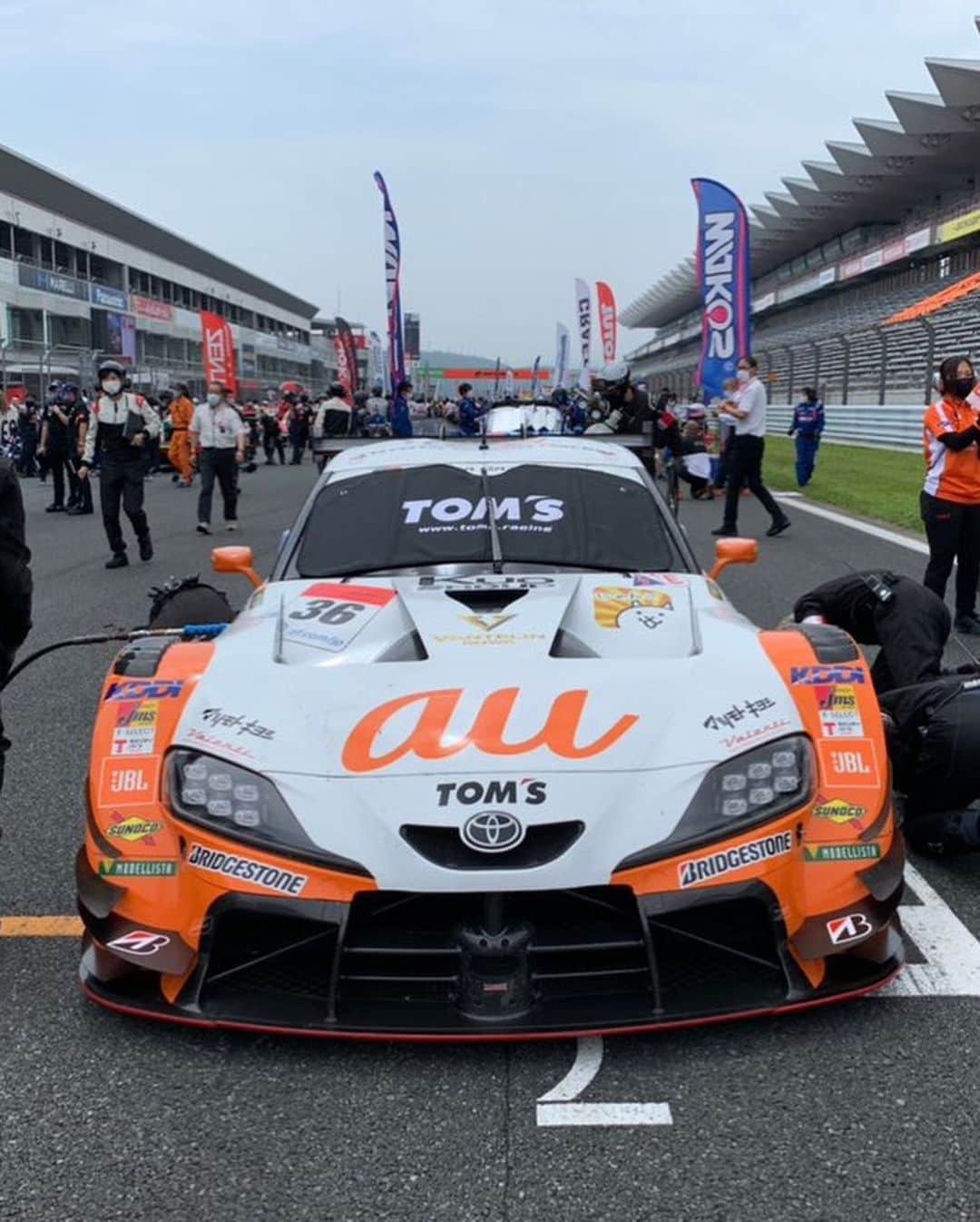 岩波彩華さんのインスタグラム写真 - (岩波彩華Instagram)「SUPER GT Rd.2 @富士スピードウェイ 決勝✨﻿ ﻿ 🧡36号車は2位🏁 シリーズランキング1位👑﻿ 💙37号車は4位🏁 シリーズランキング2位﻿ ﻿ 両車ともウエイトを積んでいるにも関わらず圧倒的な走りと速さを見せてくれました❣️大きなトラブルも無く落ち着いたレース展開でしたね☺️﻿ YouTube LIVEから沢山の応援ありがとうございました💕﻿ ﻿ 次戦は8/22・8/23 @鈴鹿サーキット！﻿ ﻿ 引き続き熱い応援を宜しくお願いします😆🔥﻿ ﻿ #toms #tomsracing #teamtoms #jms #jmsgg #toyota #supra #au #keeper #36号車 #37号車 #レースクイーン #racequeen #supergt #supergt2020 #sgt #sgt2020 #followme #model #japanesegirls #ジェームス #ジェームスガレージガールズ」8月9日 23時11分 - syk.i