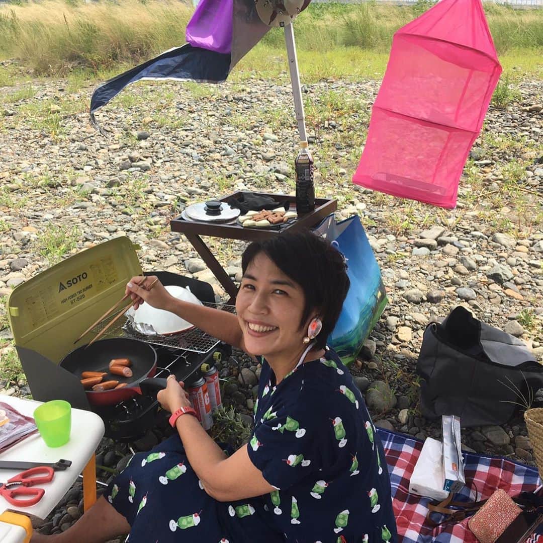 奥山佳恵さんのインスタグラム写真 - (奥山佳恵Instagram)「・ それがたとえ  近場であっても。  なにを もっていこうかと 準備して考えてる段階で  これはもう、旅行とカウント。  #特別な夏 では、ありますが！ 家族だけで川遊びしてきました！ せっかくなので、念願だった アレにもチャレンジ☆  詳しくは更新したブログに！  @okuyama_yoshie ←ここを経由して いつも書いてるブログにとべます  #奥山佳恵#奥山佳恵のてきとう絵日記  #川遊び #アレ #燻製 やってみたかったの！ #スモーク #デビュー ・」8月9日 23時11分 - okuyama_yoshie