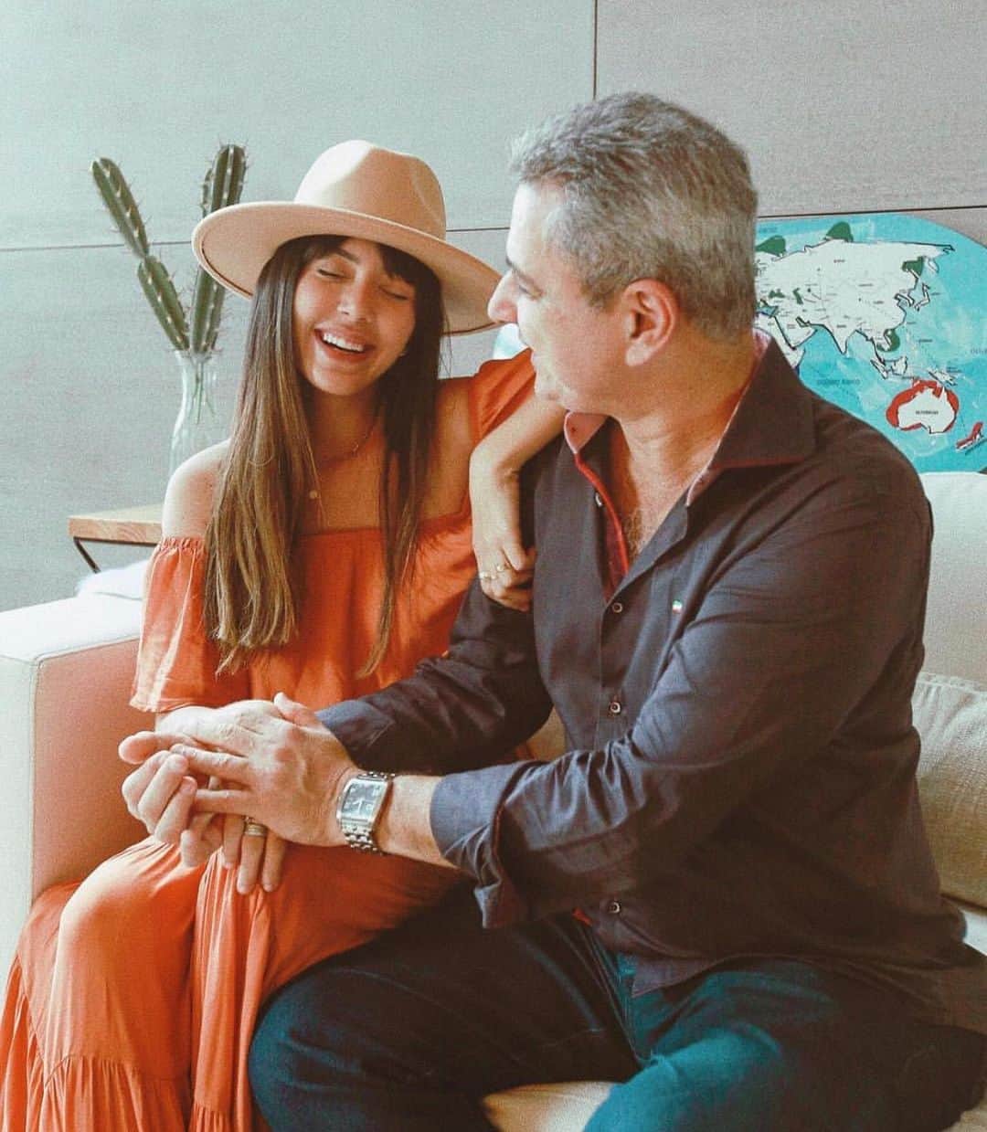 Gabriela Salesのインスタグラム：「Feliz Dia dos Pais ❤️❤️❤️ Minha maior referência de princípios, caráter, talento, batalha... te amo @medeiros.almir」