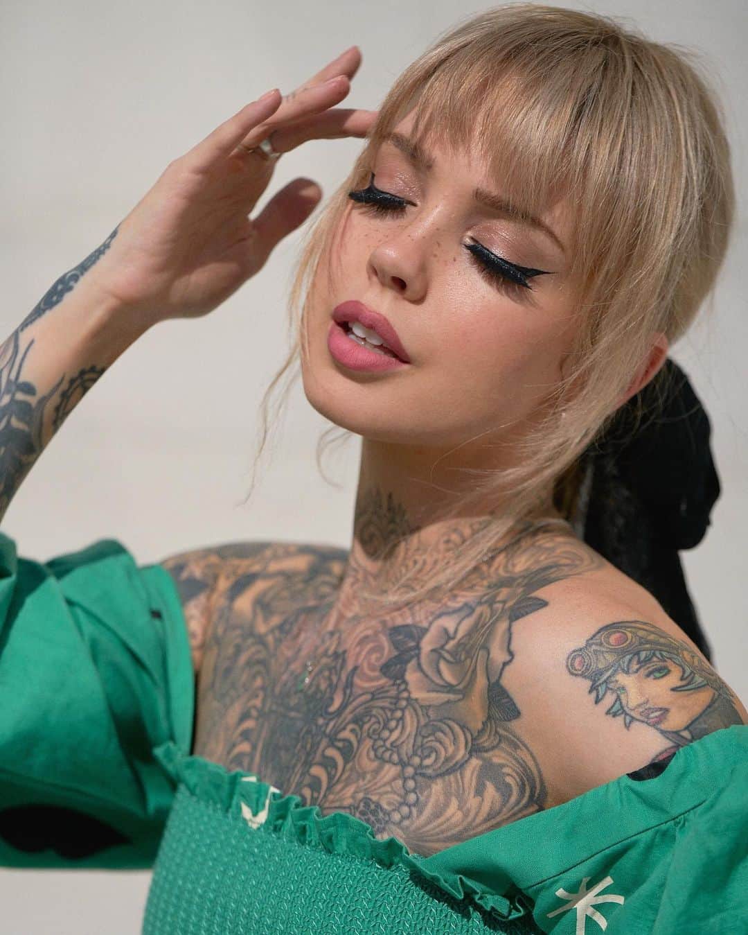 サラ・Xのインスタグラム：「A look from a while ago - I unfortunately don’t remember the makeup details, but I am feeling inspired to do a dramatic wing & lashes again after seeing this! ✨ #wingedliner #vintagestyle #vintagemakeup #retromakeup」