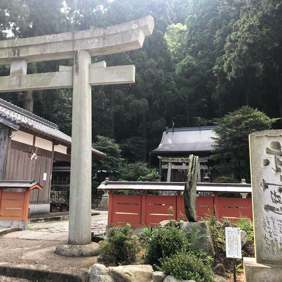 永倉由季さんのインスタグラム写真 - (永倉由季Instagram)「.﻿ .﻿ 早朝から﻿ 日本三大弁財天のひとつ﻿ 芸能の神様である﻿ ・天河神社(天河大辨財天社)﻿ ・御霊神社﻿ ・高天彦神社﻿ ・葛城坐一言主神社へ参拝してきました。﻿ ﻿ ﻿ 清々しく沢山笑った一日で﻿ とても楽しかったです。﻿ ﻿ ﻿ 今日は﻿ 長崎に原爆が投下されてから75年目です。﻿ ﻿ ﻿ 美味しく食べられること﻿ 笑えること﻿ 仕事ができること﻿ 他にももっともっと。﻿ ﻿ ﻿ これは当たり前の事のようで﻿ 当たり前じゃない。﻿ ﻿ そんな事を思いながら﻿ ﻿ たった一言だけ願いを言える﻿ 一言主神社では﻿ ﻿ 今の世の中の状況と﻿ これからの世の中に向けて﻿ 心を込めて『一言だけ』伝えてきました。﻿ ﻿ つづく﻿ ﻿ ↓ ↓ 写真いっぱいアメブロで﻿ ﻿ ✅アメブロ更新　↓ ﻿ 　　　　　　　　　　﻿ http://ameblo.jp/naga-yuki/﻿  #奈良県　#吉野郡 #天河大弁財天社  #天河神社 #芸能の神様 #御霊神社　#高天彦神社 #葛城坐一言主神社  #神社仏閣好きな人と繋がりたい  #御朱印 #広島　#長崎 #原子爆弾投下 #平和とは #感謝　#祈る #滝　#写真　 #水の位置違う」8月9日 23時13分 - yuki_nagakura67