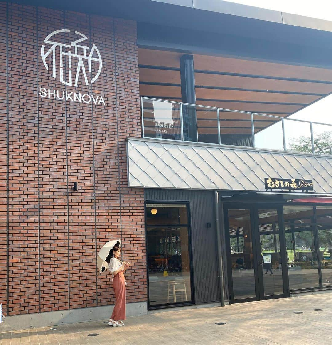 真坂美帆のインスタグラム：「⋆❁.* ・ カフェめぐり♡ ・ ２０２０年７月１６日OPENした、新宿公園のSHUKNOV(シュクノバ) ・ ・ 今回のカフェは…  むさしの森Diner   営業時間 7時〜22時 ・ ・ 中で楽しむのもいいし、 テイクアウトして テラスや芝生でお料理を楽しんだりしている姿もありました🍽✨ ・ ・ 人気のふわっとろパンケーキは 焼き上がるのに20分ほどかかるので、早めに焼き始めてもらうのがオススメです。 ・ ごはん&カフェタイムの両方楽しめる場所。 正面に芝生が広がっているので、開放感がある空間に感じました。 ・ ・ Umbrella: @pink_trick_official  Tops: @lerevevaniller  bottom: @proportionbodydressing  ・ ・ #cafe #café #カフェ #新宿 #新宿カフェ #東京カフェ #カフェ好き #レストラン #カフェレストラン #カフェ巡り  #パンケーキ #シュクノバ #shuknov #ootd #ガーリー #カジュアル #フェミニン  #声優 #真坂美帆」