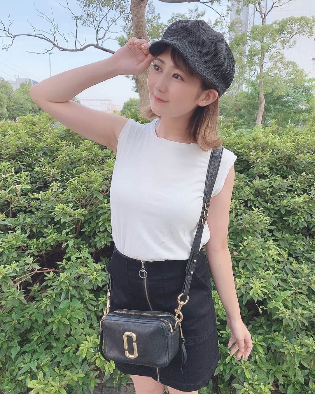 篠原栞那のインスタグラム：「♥ 8/15 オンラインファンミーティング【栞那と夏休み】が開催決定しました😙💓  ご予約お待ちしてます！  https://passmarket.yahoo.co.jp/event/show/detail/012zgn114rpws.html  #オンライン #ファンミ #お盆休み」