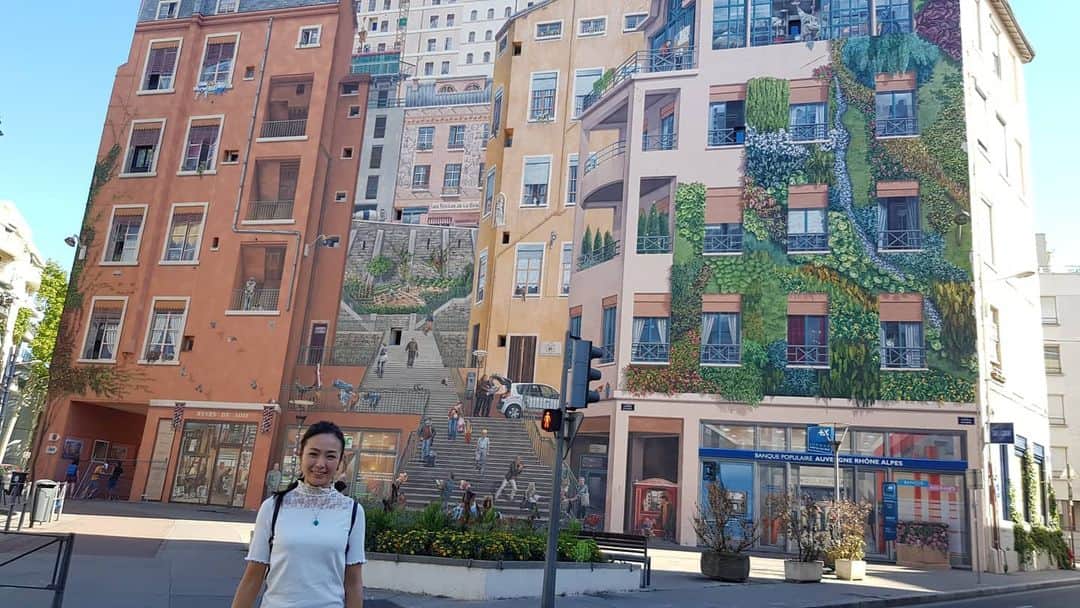 平井絵巳のインスタグラム：「Un de mes endroits préférés à Lyon！ "Croix-Rousse" J'aime cette murale❣️  Lyonで好きな所の1つ Croix-Rousse ！ この壁画好きですー！」