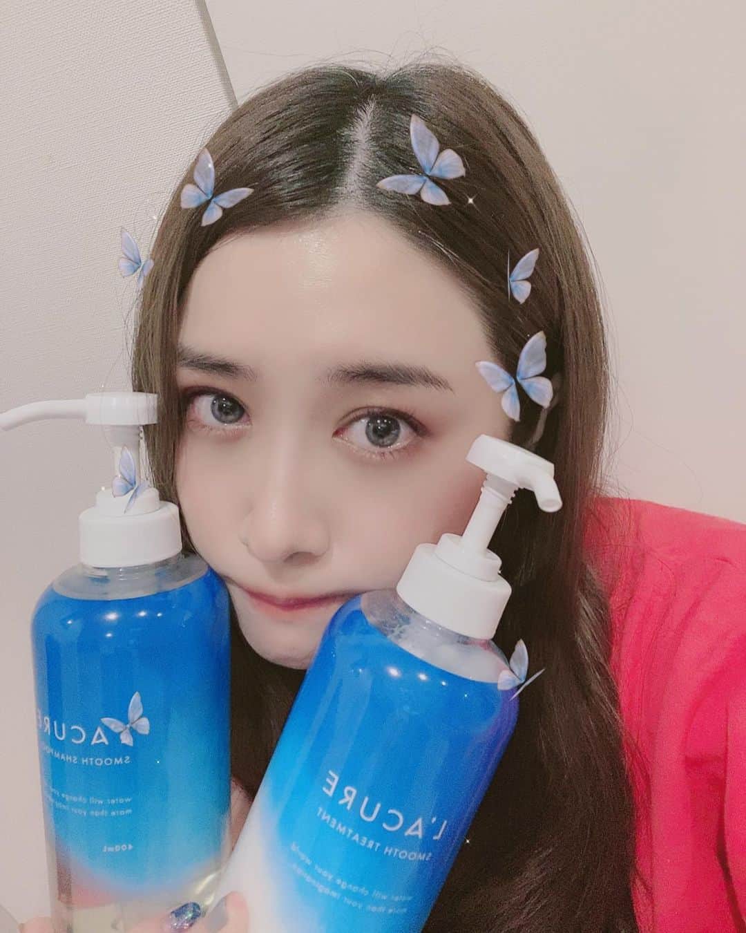 飛鳥凛のインスタグラム：「美容大好きな私に新しいシャンプーが届きました🧴✨ 水の力で保湿熱の力で保護と魅力的な説明で早速使ってみたよ♡  香りが爽やかで甘くなくサッパリとした気持ちなバスタイムに…そして流した直後からうるうる！ 実際乾かしてみるとヘアオイルを塗ったようなしっとり感。まとまるのにサラサラとした指通りでびっくりしました😳 夏っぽいパッケージで可愛いし 暑い季節まとまり欲しいけどベタつきたくないと言う我儘にぴったりな商品でした♡  明日10日から全国のLOFTさんで発売みたいなので女性の方はもちろん男性の皆にも是非お勧めします！ #lacure #Lacure #シャンプー #pr #ラキュア」