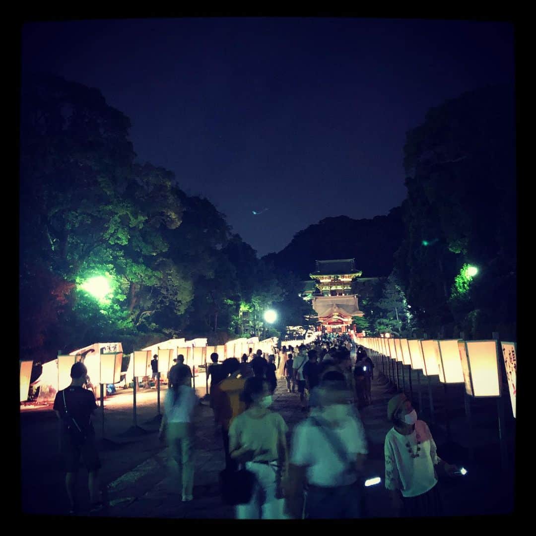 戸田昭吾のインスタグラム：「今年の鎌倉ぼんぼり祭は、いつもより賑わっていました。誘導灯の先に未知との遭遇のマザーシップが降りてきそう、なロケーション。」