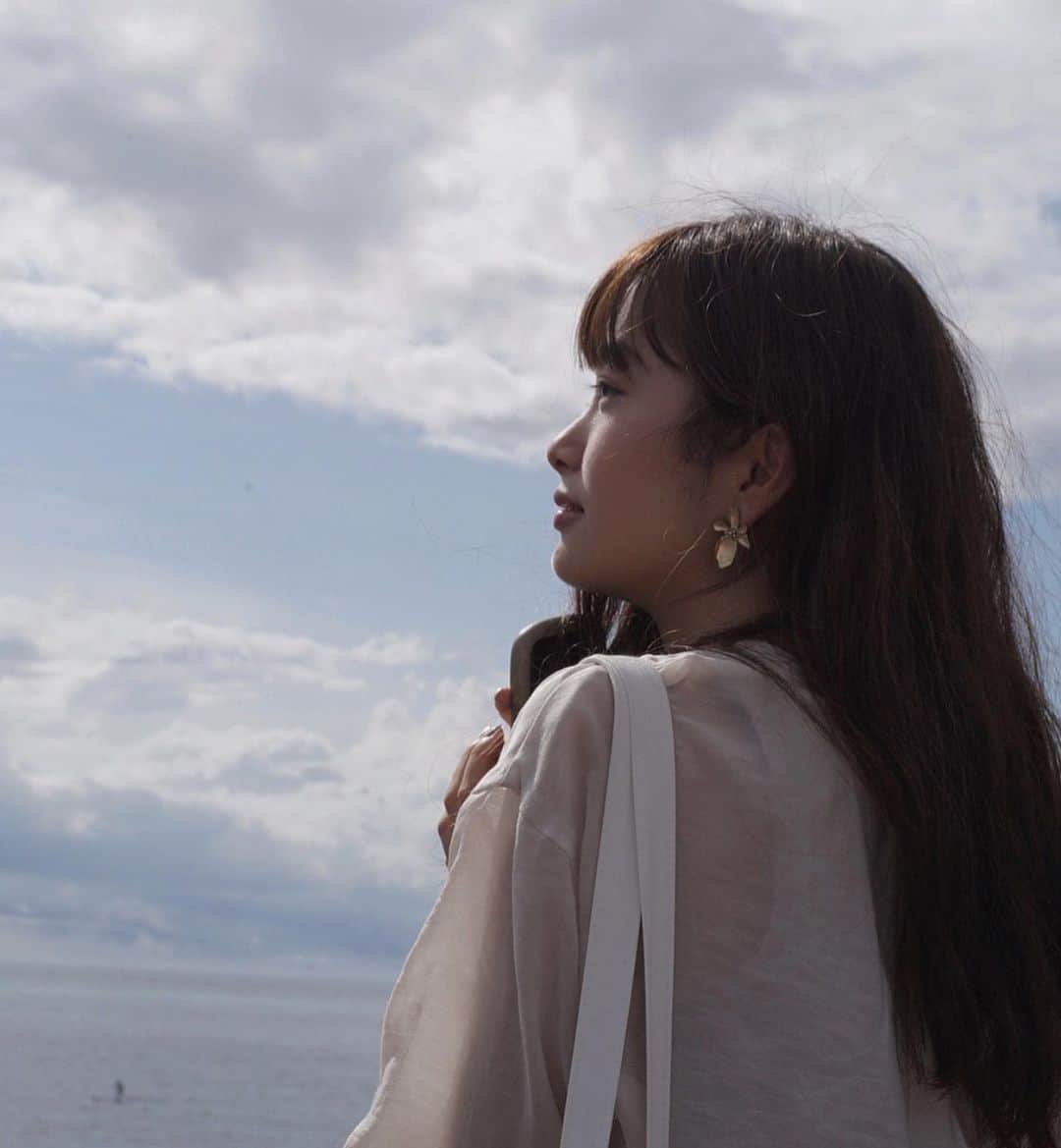 五島百花さんのインスタグラム写真 - (五島百花Instagram)「・ 自分の好きな色なにか分からんかったけど もしかしたら白なのかも ・ ・ #白コーデ#一眼レフ#ポニーテール#ゆるふわ巻き#私服」8月9日 21時56分 - momokagoshima