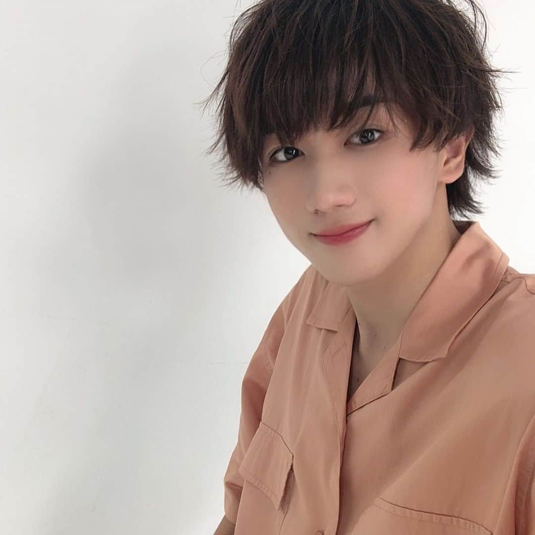 森長一誠のインスタグラム：「脱毛サロンキレイモのアンバサダーに就任しました〜🥰 ありがとうございます😊  TikTokで#キレイモいいね割チャレンジ ってキャンペーンをやってるからみなさん参加してね！😊  👇キャンペーン概要👇 全員に当たる!! 総額10億円ばらまき！？  TikTokの「＃キレイモいいね割チャレンジ」に参加して、豪華特典をGETしよう！  °˖✧特典①✧˖° キャンペーン参加で、キレイモの脱毛プランが全員1万円引き！💰 さらに、投稿についた「いいね」の数だけ、割引をプラス！💗  °˖✧特典②✧˖° ⭐️渡辺直美、千鳥の3人とCMに出れるチャンス！ ⭐️次回TGCteenランウェイ出演のチャンス！ ⭐️次回アンバサダー就任のチャンス！  ----- 応募方法 ①キレイモ公式TikTokアカウントをフォロー  ②きゅんです！KIREIMO Special ver.の3曲のうち好きな楽曲を使って撮影  ③#キレイモいいね割チャレンジをつけて投稿 ----- #キレイモ #kireimo #tiktok  #脱毛 #全身脱毛 #いいね #キレイモいいね割チャレンジ @kireimo_official」