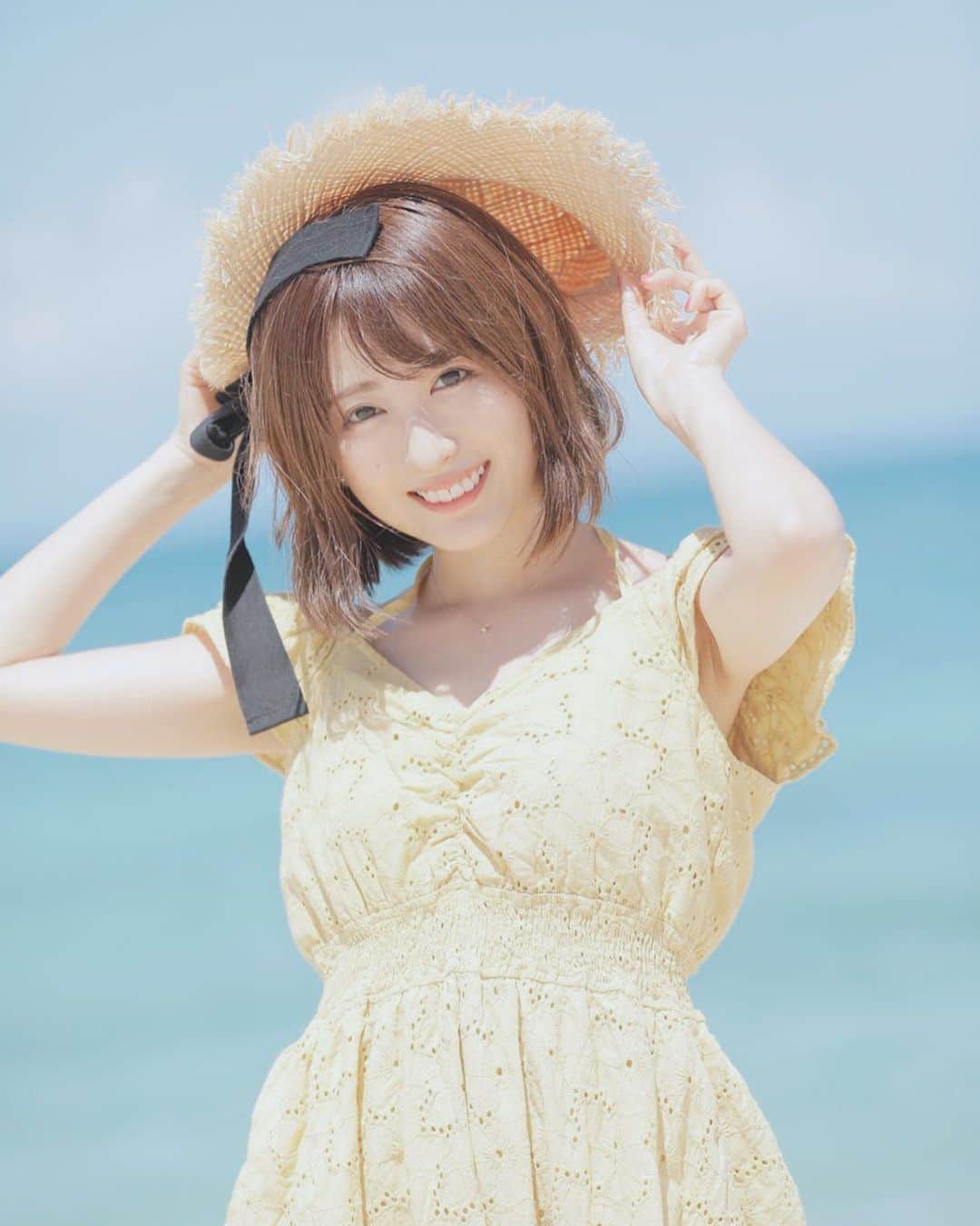 小桃音まいのインスタグラム：「👒. . ♩麦わらのー帽子のきーみが. 揺れたマリーゴールドに似ーてる. . って撮影中ずーっと. 頭の中で流れてました🌼. . いい曲だなあ☺️. . . . お誕生日まで15日🎂. .」