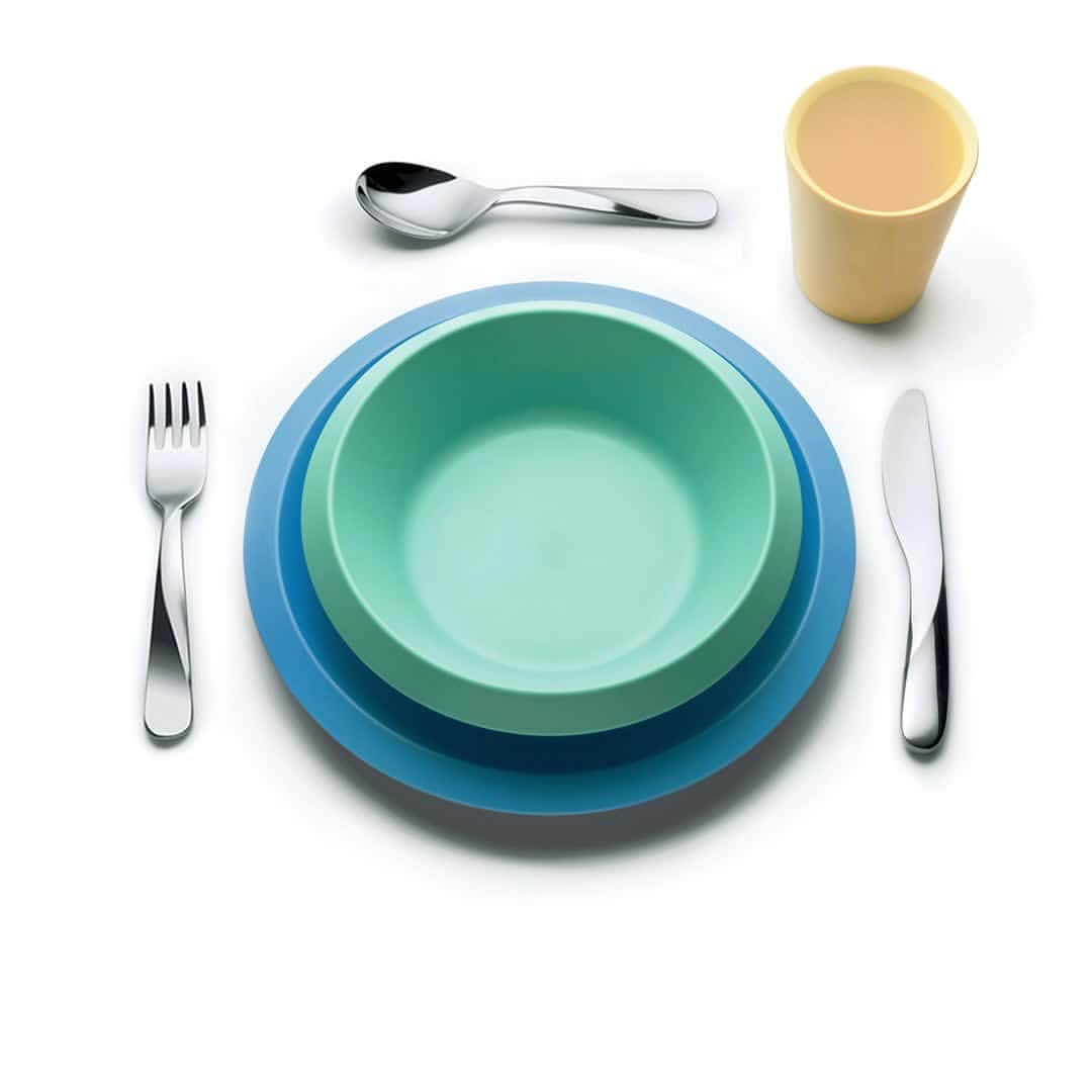 のインスタグラム：「Why is the Giro Kids Collection the perfect table set for your little ones? The non-slip silicone ring makes the three elements stable and muffles any noise, while the shape of the beaker makes it easier to grip. Just perfect for their meal time (and your inner peace). #GiroKids⁣ ⁣ Design by @ben_van_berkel / @unstudio_architecture」