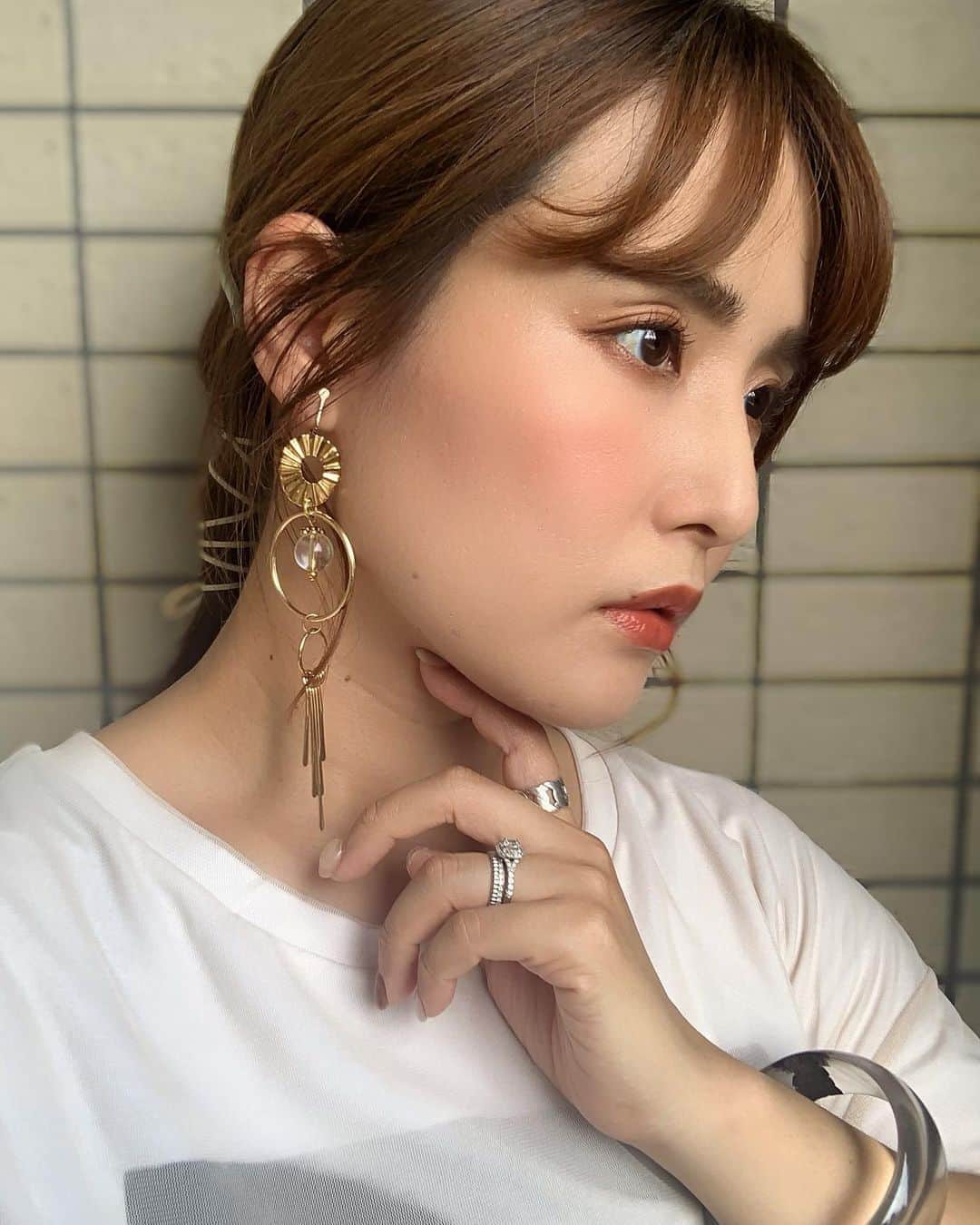のインスタグラム：「‥ 最近よく付けてるイヤリング。 シンメトリーなデザインが可愛くてポチりました。 ∵ ∵ #イヤリング #イヤリング派 #アクセサリー #accessory #ゴールドアクセサリー #裸眼メイク #自まつ毛メイク   #ママコーデ #ママファッション #大人ファッション #30代コーデ #アラフォーコーデ #お仕事コーデ #大人可愛い #ミヤマリ #vocest #vocemagazine #美容ブロガー #インフルエンサー #超未熟児ママ #ママ #ワーママ #ワーママコーデ #男の子ママ #mamagirl #おしゃれさんと繋がりたい #男の子ママと繋がりたい」