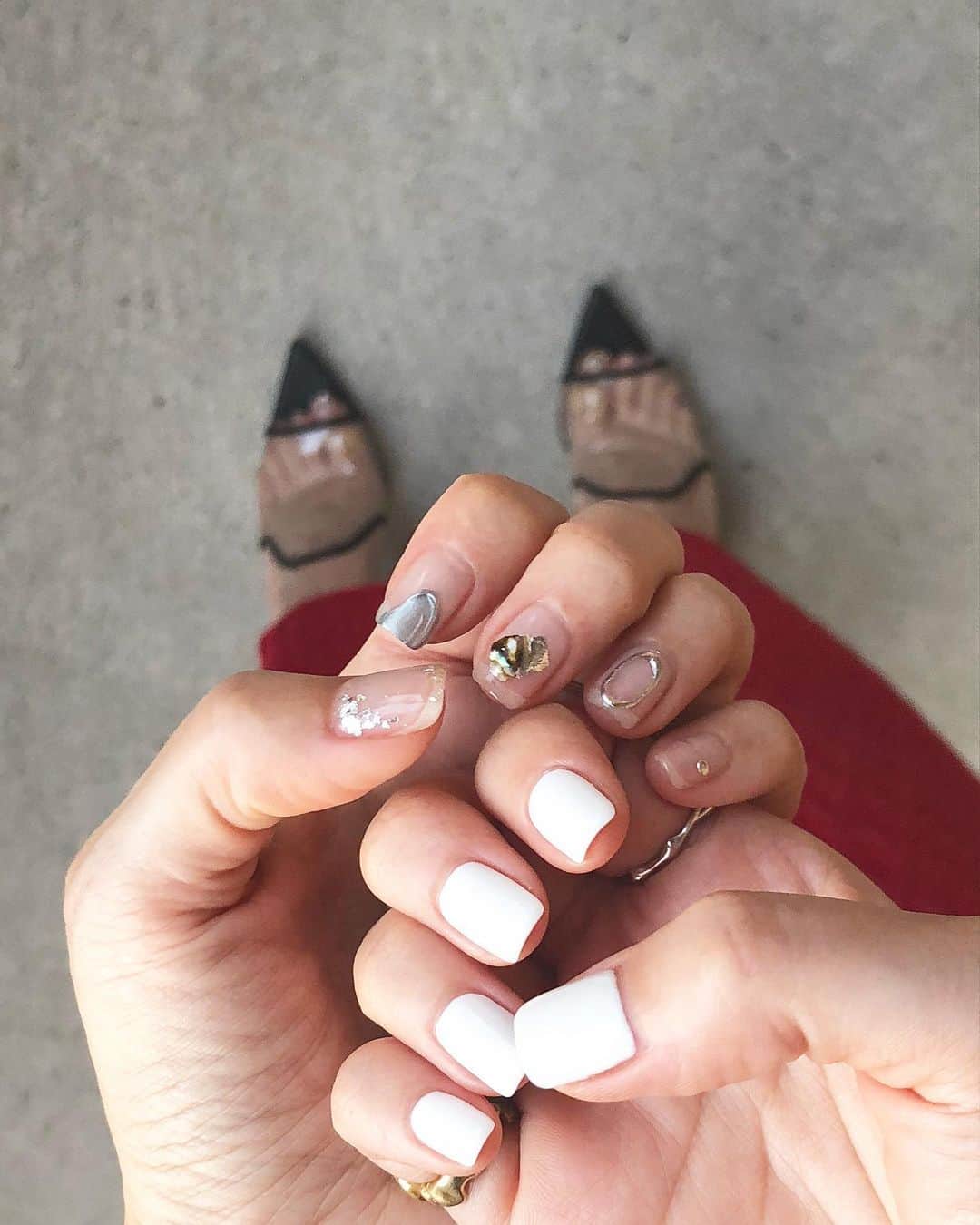 のインスタグラム：「* *  new  nail  も、8月。  #スクエア気に入ってる #ホワイト #nail #white  #cocolonail」