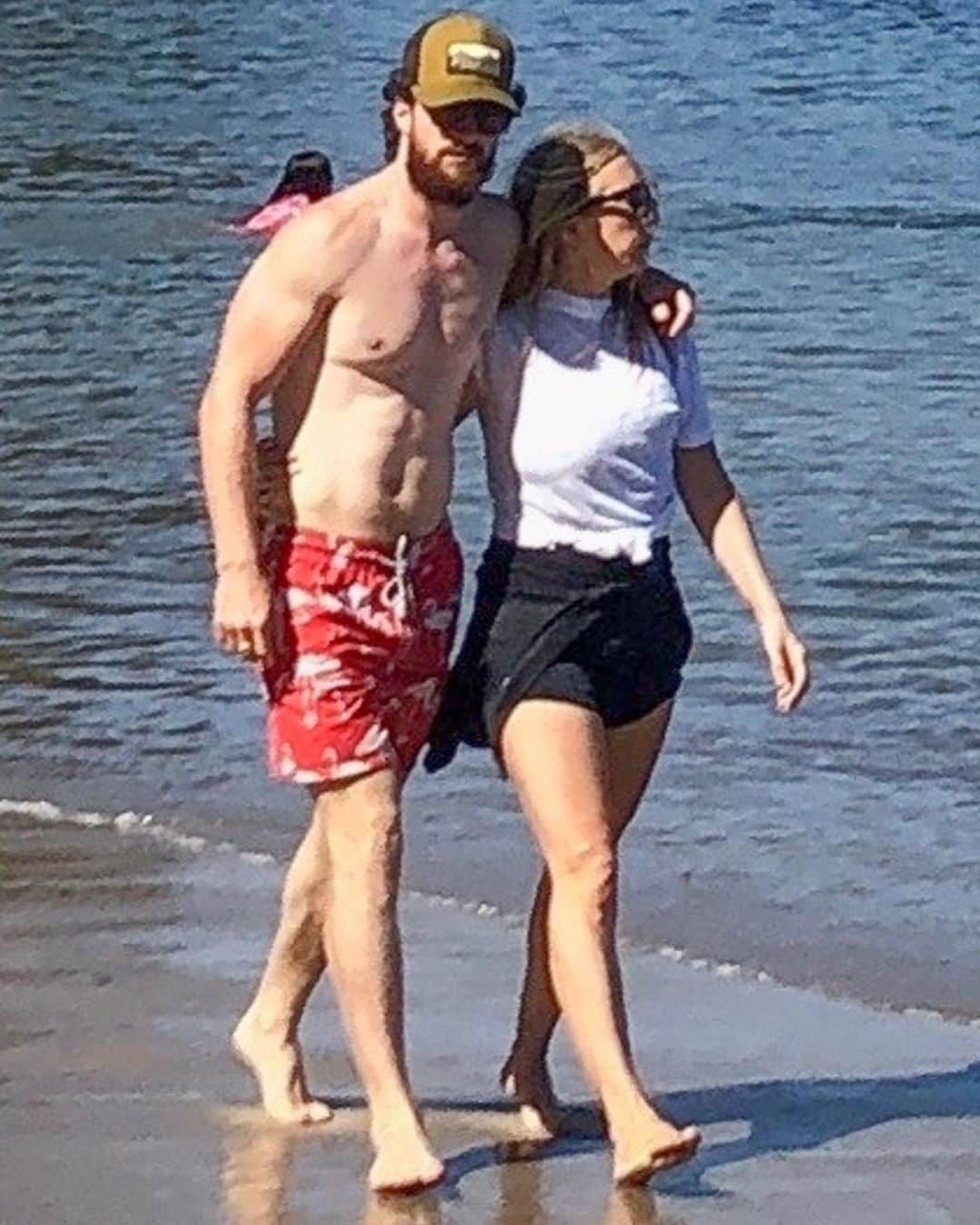 Just Jaredさんのインスタグラム写真 - (Just JaredInstagram)「#AaronTaylorJohnson and wife @samtaylorjohnson enjoy a day at the beach. #SamTaylorJohnson Photo: Backgrid」8月9日 22時16分 - justjared