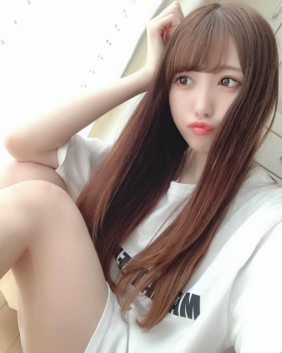 田口未彩のインスタグラム：「🤍  めろんぱんのカロリー420kcalもあって びっくらこいた、🍈  #自撮り　#自撮り女子　#ストレート　#ストレートヘア　#ロングヘア #Tシャツ　#tシャツワンピ #tシャツコーデ #Tシャツ女子　#カジュアル女子　#ラフコーデ」