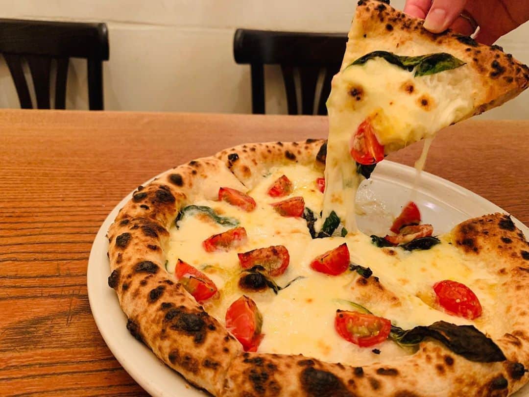 魚金さんのインスタグラム写真 - (魚金Instagram)「こんばんは‼️  みんな大好きなピザ😉 びすとろうおきん五反田では本格的なナポリピザを味わえます🤤🤤 @uokinbistro_gotanda   チーズをたっぷり使ったピザは写真でも伝わる通り美味でしかない❤️ 皆様是非食べにいらしてください🤤  #uokinstagram#uokin#魚金#pizza#pizzalovers#napoli#cheese#チーズ#あつあつ#美味しい物#魚好きな人と繋がりたい#ワイン#五反田#飲酒タグラム#東京グルメ」8月9日 22時13分 - uokin_koho