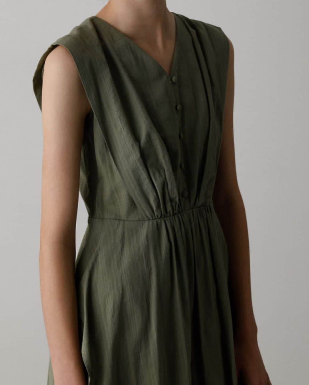 RIM.ARK（リムアーク）さんのインスタグラム写真 - (RIM.ARK（リムアーク）Instagram)「RIM.ARK SUMMER COLLECTION﻿ ____ ﻿ ㅤㅤㅤㅤㅤㅤㅤㅤㅤㅤㅤㅤㅤ V tuck layered dress ¥27,500 (taxin)   style sample #RIMARK_Vtucklayereddress ㅤㅤㅤㅤㅤㅤㅤㅤㅤㅤㅤㅤㅤ ワッシャー加工のナチュラルな風合いとドビー織りで表現した清涼感の引き立つストライプ柄が甘さを程良くおさえ、品の良さを際立たせてくれる1枚。 ㅤㅤㅤㅤㅤㅤㅤㅤㅤㅤㅤㅤㅤ RIM.ARK各店、RIM.ARK ONLINE STORE、SHEL'TTER WEB STOREにて発売中。  ____﻿ ﻿ㅤㅤㅤㅤㅤㅤㅤㅤㅤㅤㅤㅤㅤ #RIMARK#リムアーク﻿ #2020SSRIMARK」8月9日 22時24分 - rim.ark