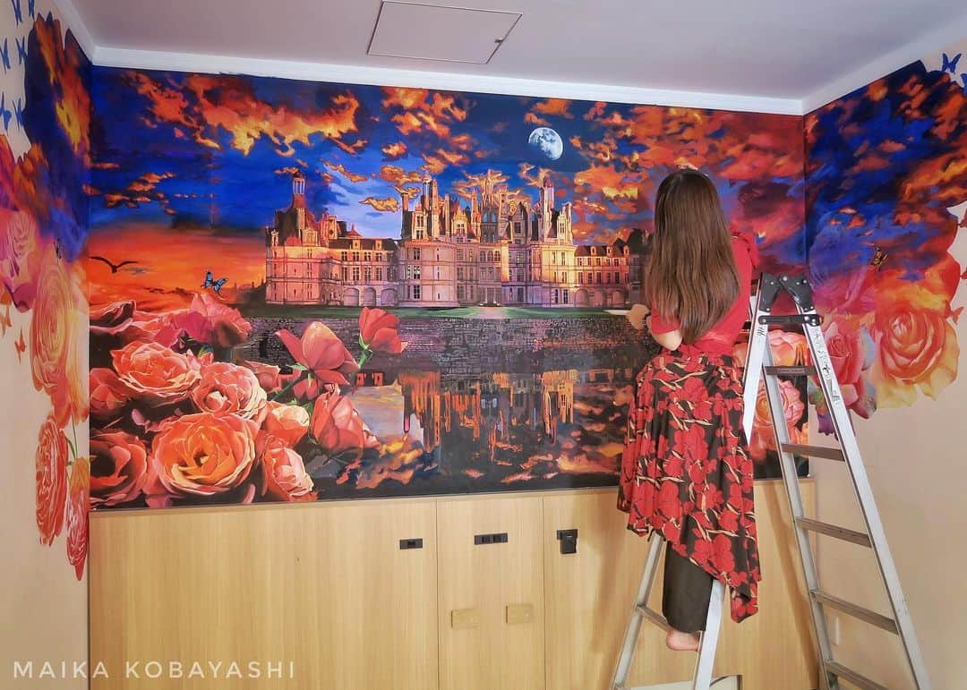 小林舞香さんのインスタグラム写真 - (小林舞香Instagram)「Maika's Mural Painting #maikamural  Vol.11 Magic hour at Château de Chambord . . http://maika-k.com Email: maika.k.muscovite@gmail.com . . #壁画 #壁画師 #mural #muralist #muralpainting #art #illustration #drawing #draw  #acrylicpaint #wallpainting #contemporaryart #contemporarypainting #wallpaint #路地裏 #arts #exhibition #earth #gallery #masterpiece #amsterdam #creative #artwork #acrylic #acrylicpainting  #artworks #絵画 #絵  #modernart @artsy @londonartfair @vanartgallery @themuseumofmodernart @coldplay @artnet @artnewsmag @beautifulbizarremagazine @theguideartists @holbein_art @holbeinartistmaterials @holbein.my @holbein_korea」8月9日 22時25分 - maikyarian