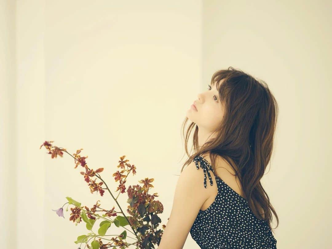 のインスタグラム：「上を向いていこう🌿🌼☀️  #というより夏バテ感あるな #しっかり食べて元気だそう✊ . . . #夏 #summer  #沖縄 #okinawa #model #fashion  #makeup #beauty  #筋トレ #トレーニング #サウナ女子 #サウナ #サウナイキタイ #東京 #tokyo #南里美希」