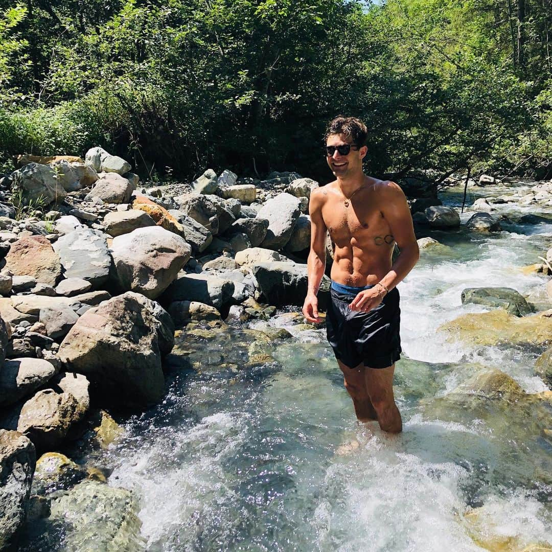 ブレンダン・ケリーのインスタグラム：「Natures 🌱 ice bath 😁🥶 #sundaysplash #vaujany #recovery #nswis #mizuno #ysl」