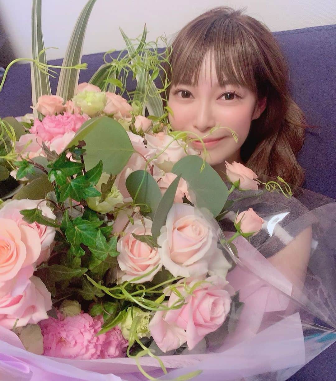 田中良子さんのインスタグラム写真 - (田中良子Instagram)「とってもとっても大きな花束をもらいました💐大きな花束もらうの夢でした #花束」8月9日 22時26分 - tanakaryoko102