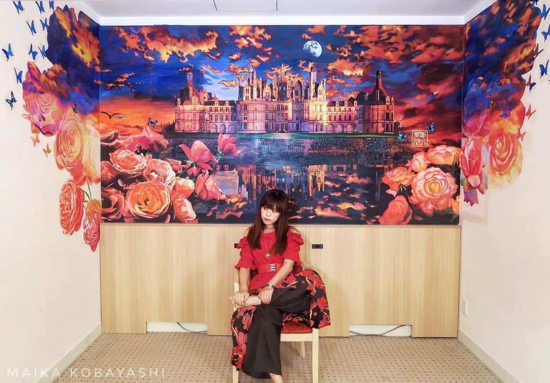 小林舞香さんのインスタグラム写真 - (小林舞香Instagram)「Maika's Mural Painting #maikamural  Vol.11 Magic hour at Château de Chambord . . http://maika-k.com Email: maika.k.muscovite@gmail.com . . #壁画 #壁画師 #mural #muralist #muralpainting #art #illustration #drawing #draw  #acrylicpaint #wallpainting #contemporaryart #contemporarypainting #wallpaint #路地裏 #arts #exhibition #earth #gallery #masterpiece #amsterdam #creative #artwork #acrylic #acrylicpainting  #artworks #絵画 #絵  #modernart @artsy @londonartfair @vanartgallery @themuseumofmodernart @coldplay @artnet @artnewsmag @beautifulbizarremagazine @theguideartists @holbein_art @holbeinartistmaterials @holbein.my @holbein_korea」8月9日 22時29分 - maikyarian