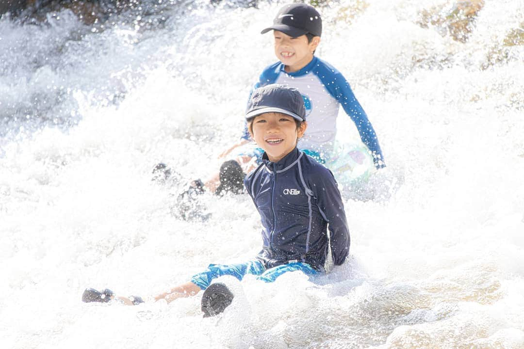 岡本圭司さんのインスタグラム写真 - (岡本圭司Instagram)「River water slide🏄‍♂️ 気持ち良さそう～ #mysons  #photography  #family #家族」8月9日 22時30分 - hywod_kj