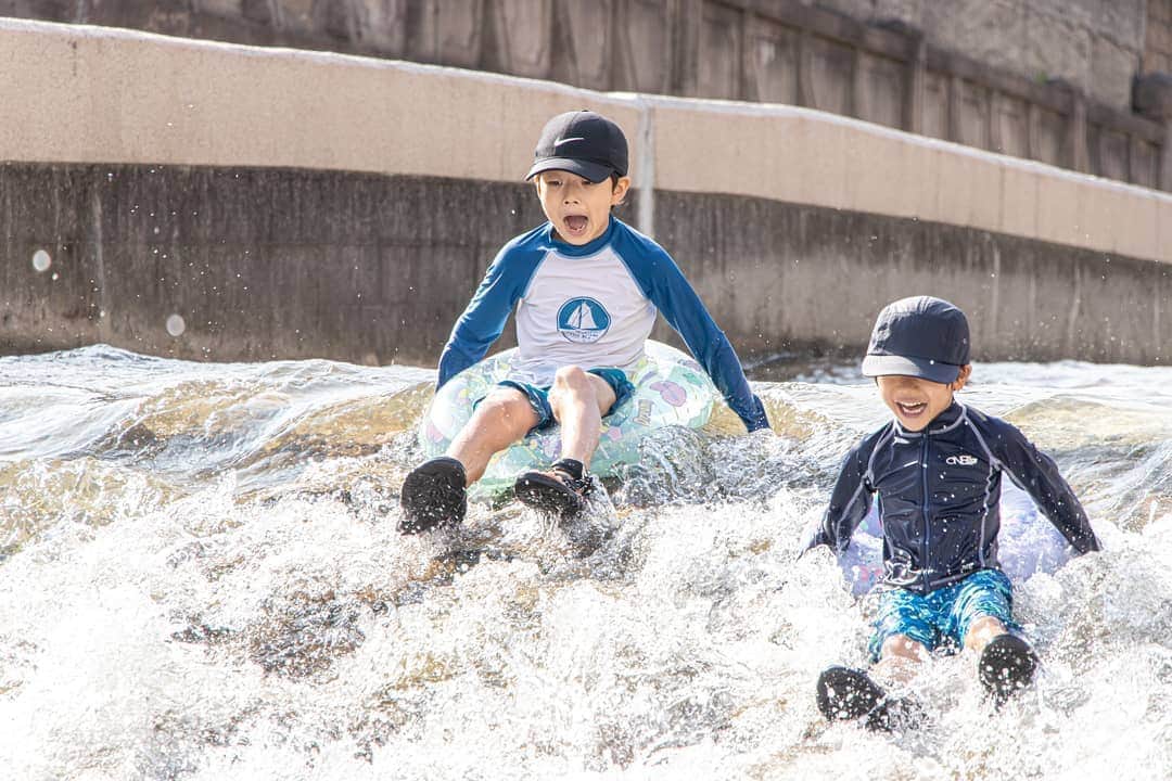 岡本圭司さんのインスタグラム写真 - (岡本圭司Instagram)「River water slide🏄‍♂️ 気持ち良さそう～ #mysons  #photography  #family #家族」8月9日 22時30分 - hywod_kj