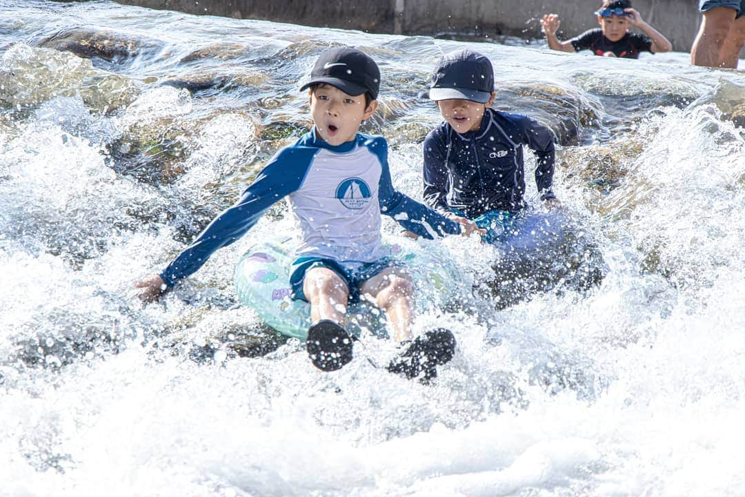 岡本圭司さんのインスタグラム写真 - (岡本圭司Instagram)「River water slide🏄‍♂️ 気持ち良さそう～ #mysons  #photography  #family #家族」8月9日 22時30分 - hywod_kj