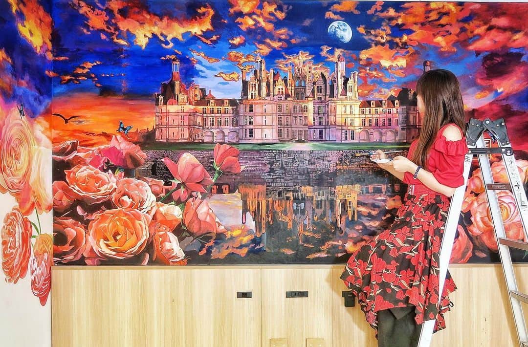 のインスタグラム：「Maika's Mural Painting #maikamural  Vol.11 Magic hour at Château de Chambord . . http://maika-k.com Email: maika.k.muscovite@gmail.com . . #壁画 #壁画師 #mural #muralist #muralpainting #art #illustration #drawing #draw  #acrylicpaint #wallpainting #contemporaryart #contemporarypainting #wallpaint #路地裏 #arts #exhibition #earth #gallery #masterpiece #amsterdam #creative #artwork #acrylic #acrylicpainting  #artworks #絵画 #絵  #modernart @artsy @londonartfair @vanartgallery @themuseumofmodernart @coldplay @artnet @artnewsmag @beautifulbizarremagazine @theguideartists @holbein_art @holbeinartistmaterials @holbein.my @holbein_korea」
