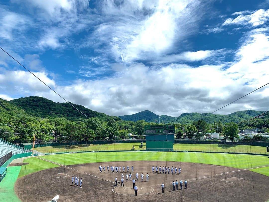 福田太郎さんのインスタグラム写真 - (福田太郎Instagram)「夏の頂点。 ３年生の高校野球が終わりました。 幾多の困難を乗り越え、この特別な夏を 全力で駆け抜ける姿は、キラキラ輝いていました！ ⠀ コロナ対策で、取材の機会も限られた中でしたが 一番多く聞かれたのは『感謝』という言葉。 きっと、恩返しは出来たんじゃないでしょうか。 ⠀ 全ての球児の皆さん、本当にお疲れさまでした！ そして、これから先の人生でも、 野球を続けてくれたら、僕も嬉しいです。ありがとう！ ⠀ #2020僕らの証 #高校野球 #南北海道大会 #独自大会  #HTB高校野球 #バーチャル高校野球 #全国放送 #優勝 #札幌第一 高校 ８年ぶり４度目 #準優勝 #国際情報 高校 ２年連続決勝進出 #ナイスゲーム は明日のイチモニ！イチオシ‼︎で！ #実況 #HTB #アナウンサー 元 #高校球児 #福田太郎  #野球の日 #8月9日 #平和 な日々を #青空 #野球場」8月9日 22時42分 - htb_tarofukuda