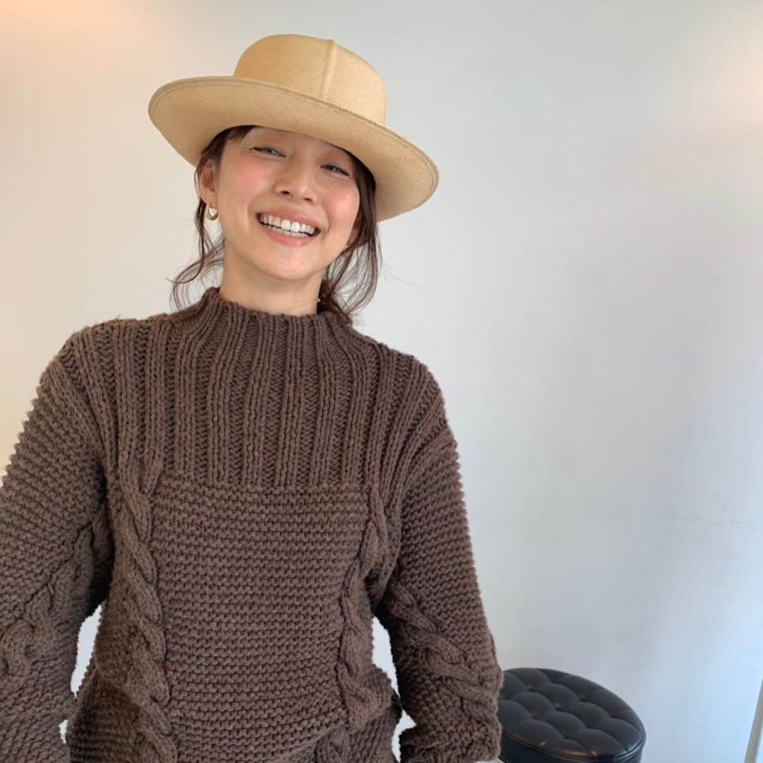 石田ゆり子さんのインスタグラム写真 - (石田ゆり子Instagram)「最近とても気に入っている帽子です。 コロニアルハット。 サラバハットというブランドで サラバとはポルトガル語で 祝福の意味なのだそうです。 この細やかな編み地と 美しい形…そして驚きの軽さ☺️👏🏻素晴らしい。 #saravahhat」8月9日 22時38分 - yuriyuri1003