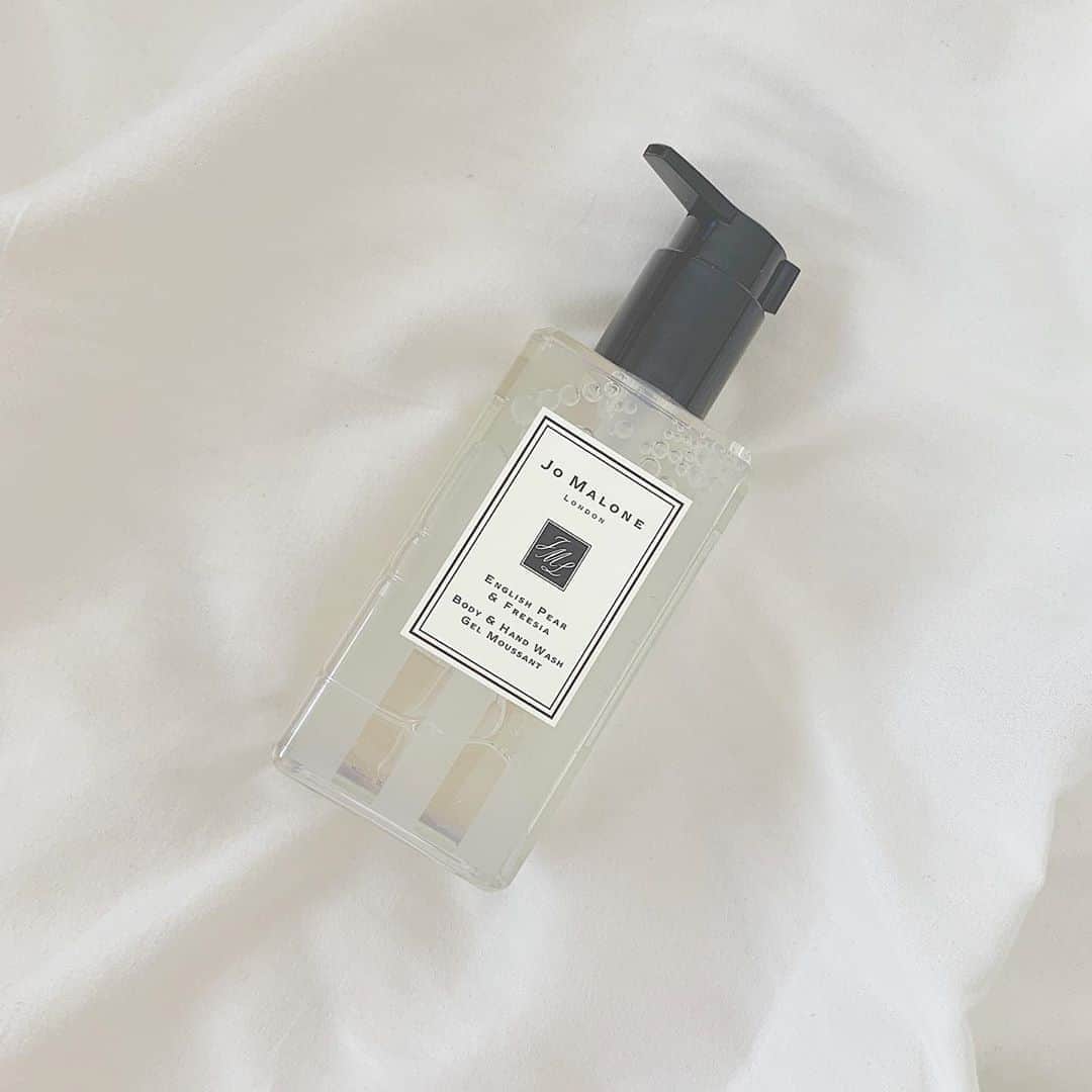 八木沙季のインスタグラム：「🧼🧼 . ミライスカート+のまりちゃんが お誕生日プレゼントにくれた Jo MALONEのボディ&ハンドウォッシュ♡ めちゃくちゃいい香り…🥺💓💓 大切に使います😢🙏 まりちゃんありがとう😢💓 .」