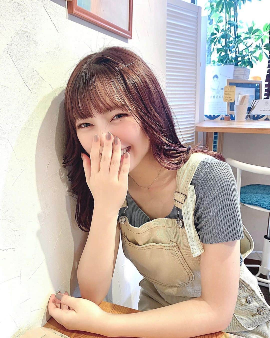 廣川奈々聖のインスタグラム：「妹が撮ってくれたナチュラルな写真🐰🍃﻿ ﻿ 今日も良い1日だったな〜﻿ ﻿ ﻿ ﻿  ﻿#カフェ巡り#巻きアレンジ#韓国風ヘア」