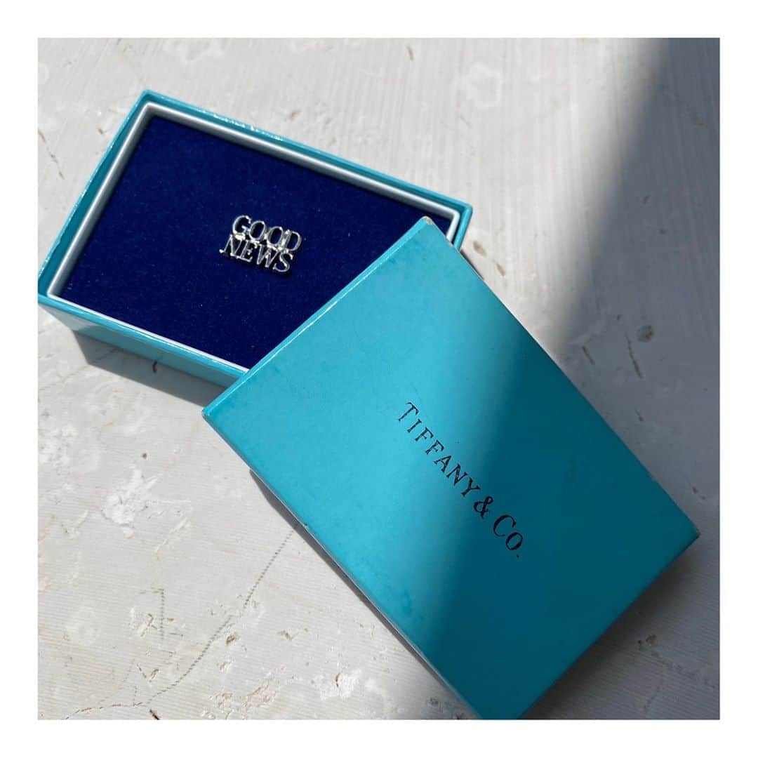 HIROBさんのインスタグラム写真 - (HIROBInstagram)「-BAYCREW’S STORE-﻿ 💫FAMILY SALE開催中💫 . 「GOOD NEWS」 Tiffany&Coのピンズが今だけお買い得に。コーディネイトのワンポイントにいかがでしょうか。 こちらもファミリーセール対象アイテムとなっております！ ﻿. 📢ベイクルーズストアではFAMILY SALEを開催中！！ 8/10 16:00までとなりますので、 プロフィール欄のURLにてベイクルーズストアを今すぐチェック✔️ . #hirob﻿ #baycrews﻿ #vintage ﻿ #tiffany  #tiffanyandco  #pins  #ring  #watch #accessory #jewelly #unisex ﻿ ﻿ #ヒロブ﻿ #ベイクルーズ﻿ #ティファニー  #リング  #指輪  #ヴィンテージ #アクセサリー﻿ #ジュエリー﻿﻿ ﻿#時計 #ユニセックス」8月9日 22時46分 - hirob.jp