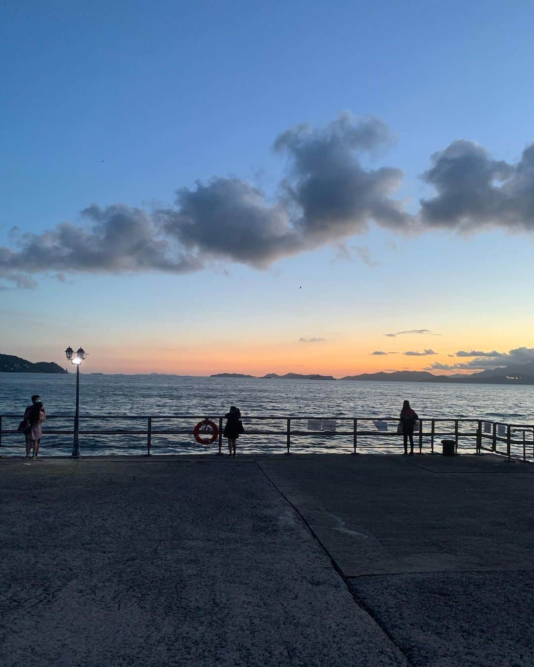 小笠原エリイさんのインスタグラム写真 - (小笠原エリイInstagram)「🌅🌅🌅 I enjoy my life a lot.  ・ ・ #hongkongphoto #view #hongkongnature #hongkongphotography #hongkong #sunset #sea #beautiful #hongkongview #summertime #beautifulsunset #summer #weekend #beautiful #hkmodel #sunday #happy #enjoylife #world #sunnyday #cyberport #summerview #asia #goodtime #人生を楽しむ #景色 #夕日 #香港 #綺麗な空 #小笠原エリイ」8月9日 22時46分 - ogasawaraerii__