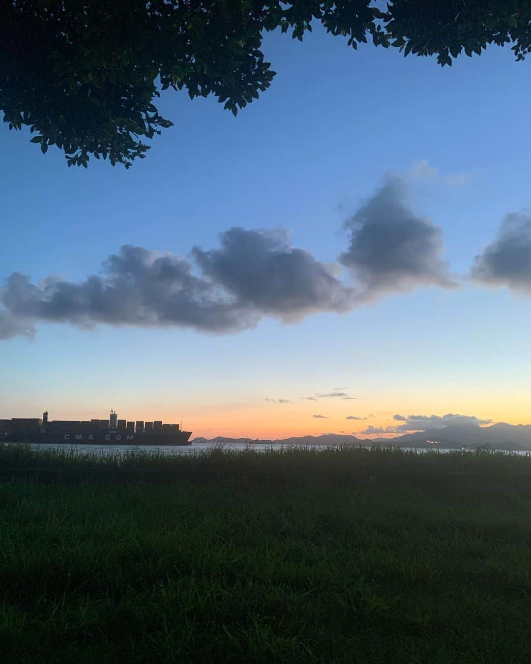 小笠原エリイさんのインスタグラム写真 - (小笠原エリイInstagram)「🌅🌅🌅 I enjoy my life a lot.  ・ ・ #hongkongphoto #view #hongkongnature #hongkongphotography #hongkong #sunset #sea #beautiful #hongkongview #summertime #beautifulsunset #summer #weekend #beautiful #hkmodel #sunday #happy #enjoylife #world #sunnyday #cyberport #summerview #asia #goodtime #人生を楽しむ #景色 #夕日 #香港 #綺麗な空 #小笠原エリイ」8月9日 22時46分 - ogasawaraerii__