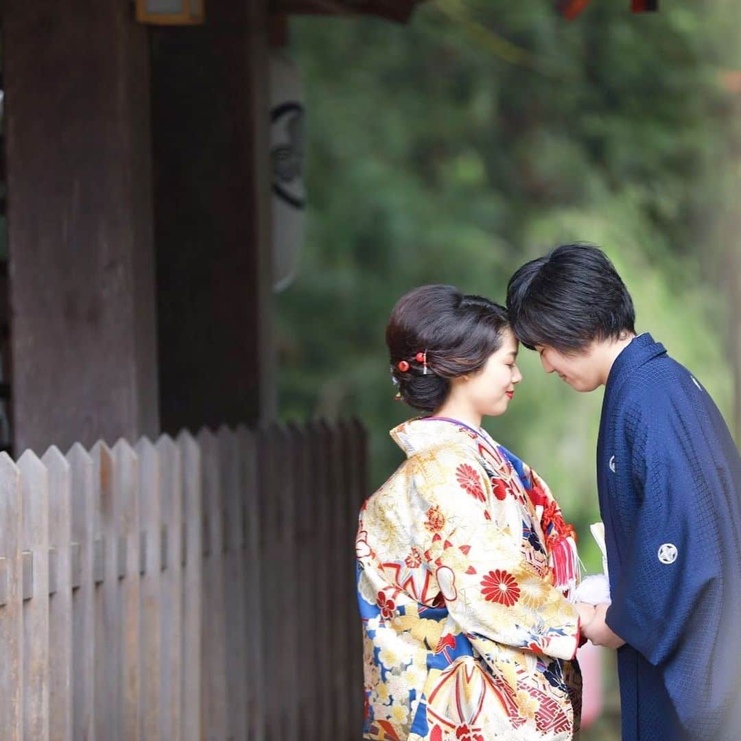 ラ パルティールさんのインスタグラム写真 - (ラ パルティールInstagram)「. 「姉と双子の妹が﻿ 　結婚式を神社でしたから...」﻿ 　﻿ 新婦ふみよさんの希望は﻿ 神社での挙式でした﻿ ﻿ 家と家との結びつきを大事にする神前式﻿ 儀式を通して、新郎新婦だけではなく﻿ 両家の絆を固めます﻿ ﻿ ﻿ パルティールに全員で帰ってきて﻿ 行われたパーティの入場で﻿ ふみよさんが身にまとったのは﻿ 天国で見守るお母様の遺した振袖でした﻿ 　﻿ 挙式の時には実は掛下として﻿ そっとふみよさんの近くにありました﻿ ﻿ きっと天国で見守るお母様も﻿ お二人の晴れ姿を見て喜んでくださっていることと思います﻿ ﻿ ﻿ _ _ _ _ _ _ _ _ _ _ _ _ _ _ _ _ _ _ _ _ _ _ _ _ _ _ _ _ _ _ _ _ _﻿ .﻿ 新潟県長岡市古正寺3-39﻿ プライベートガーデンWedding La partir﻿ ＠partir_nagaoka﻿ .﻿ _ _ _ _ _ _ _ _ _ _ _ _ _ _ _ _ _ _ _ _ _ _ _ _ _ _ _ _ _ _ _ _ _﻿ .﻿ .﻿ #星降る会場⠀#ナチュラルウェディング  #アットホームウェディング  #ブライダルフラワー  #結婚式アイディア⠀#パルティール⠀#ラパルティール⠀#lapartir #結婚式レポート⠀#新潟花嫁 #新潟プレ花嫁 #新潟結婚式⠀#新潟結婚式場  #長岡結婚式⠀#長岡結婚式場  #1組貸切ウェディング#おしゃれ花嫁 #神前式 #神社婚 #神社挙式  #式場探し #プレ花」8月9日 22時47分 - partir_nagaoka