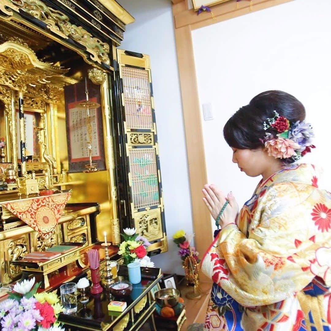 ラ パルティールさんのインスタグラム写真 - (ラ パルティールInstagram)「. 「姉と双子の妹が﻿ 　結婚式を神社でしたから...」﻿ 　﻿ 新婦ふみよさんの希望は﻿ 神社での挙式でした﻿ ﻿ 家と家との結びつきを大事にする神前式﻿ 儀式を通して、新郎新婦だけではなく﻿ 両家の絆を固めます﻿ ﻿ ﻿ パルティールに全員で帰ってきて﻿ 行われたパーティの入場で﻿ ふみよさんが身にまとったのは﻿ 天国で見守るお母様の遺した振袖でした﻿ 　﻿ 挙式の時には実は掛下として﻿ そっとふみよさんの近くにありました﻿ ﻿ きっと天国で見守るお母様も﻿ お二人の晴れ姿を見て喜んでくださっていることと思います﻿ ﻿ ﻿ _ _ _ _ _ _ _ _ _ _ _ _ _ _ _ _ _ _ _ _ _ _ _ _ _ _ _ _ _ _ _ _ _﻿ .﻿ 新潟県長岡市古正寺3-39﻿ プライベートガーデンWedding La partir﻿ ＠partir_nagaoka﻿ .﻿ _ _ _ _ _ _ _ _ _ _ _ _ _ _ _ _ _ _ _ _ _ _ _ _ _ _ _ _ _ _ _ _ _﻿ .﻿ .﻿ #星降る会場⠀#ナチュラルウェディング  #アットホームウェディング  #ブライダルフラワー  #結婚式アイディア⠀#パルティール⠀#ラパルティール⠀#lapartir #結婚式レポート⠀#新潟花嫁 #新潟プレ花嫁 #新潟結婚式⠀#新潟結婚式場  #長岡結婚式⠀#長岡結婚式場  #1組貸切ウェディング#おしゃれ花嫁 #神前式 #神社婚 #神社挙式  #式場探し #プレ花」8月9日 22時47分 - partir_nagaoka