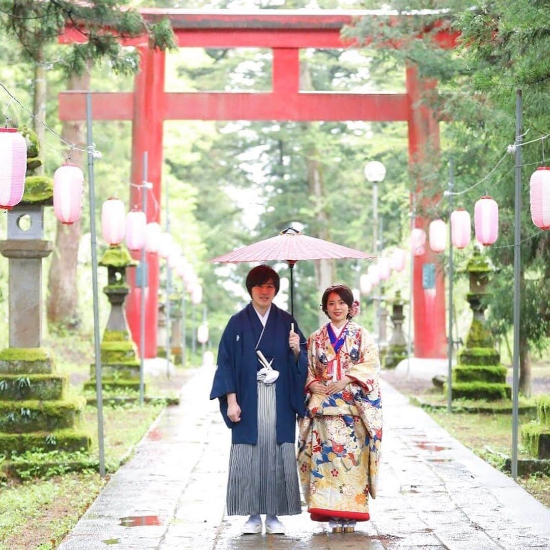 ラ パルティールさんのインスタグラム写真 - (ラ パルティールInstagram)「. 「姉と双子の妹が﻿ 　結婚式を神社でしたから...」﻿ 　﻿ 新婦ふみよさんの希望は﻿ 神社での挙式でした﻿ ﻿ 家と家との結びつきを大事にする神前式﻿ 儀式を通して、新郎新婦だけではなく﻿ 両家の絆を固めます﻿ ﻿ ﻿ パルティールに全員で帰ってきて﻿ 行われたパーティの入場で﻿ ふみよさんが身にまとったのは﻿ 天国で見守るお母様の遺した振袖でした﻿ 　﻿ 挙式の時には実は掛下として﻿ そっとふみよさんの近くにありました﻿ ﻿ きっと天国で見守るお母様も﻿ お二人の晴れ姿を見て喜んでくださっていることと思います﻿ ﻿ ﻿ _ _ _ _ _ _ _ _ _ _ _ _ _ _ _ _ _ _ _ _ _ _ _ _ _ _ _ _ _ _ _ _ _﻿ .﻿ 新潟県長岡市古正寺3-39﻿ プライベートガーデンWedding La partir﻿ ＠partir_nagaoka﻿ .﻿ _ _ _ _ _ _ _ _ _ _ _ _ _ _ _ _ _ _ _ _ _ _ _ _ _ _ _ _ _ _ _ _ _﻿ .﻿ .﻿ #星降る会場⠀#ナチュラルウェディング  #アットホームウェディング  #ブライダルフラワー  #結婚式アイディア⠀#パルティール⠀#ラパルティール⠀#lapartir #結婚式レポート⠀#新潟花嫁 #新潟プレ花嫁 #新潟結婚式⠀#新潟結婚式場  #長岡結婚式⠀#長岡結婚式場  #1組貸切ウェディング#おしゃれ花嫁 #神前式 #神社婚 #神社挙式  #式場探し #プレ花」8月9日 22時47分 - partir_nagaoka