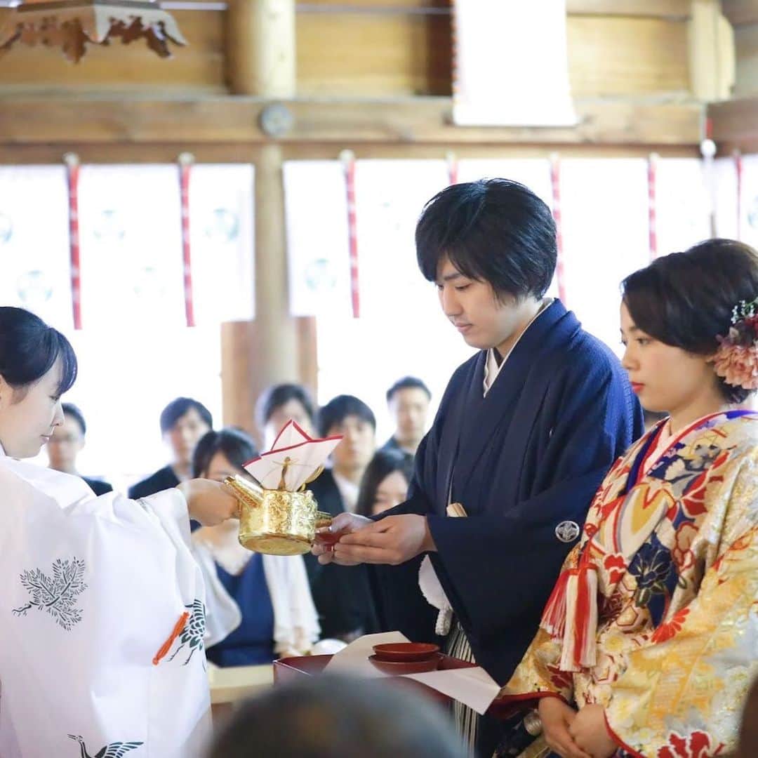 ラ パルティールさんのインスタグラム写真 - (ラ パルティールInstagram)「. 「姉と双子の妹が﻿ 　結婚式を神社でしたから...」﻿ 　﻿ 新婦ふみよさんの希望は﻿ 神社での挙式でした﻿ ﻿ 家と家との結びつきを大事にする神前式﻿ 儀式を通して、新郎新婦だけではなく﻿ 両家の絆を固めます﻿ ﻿ ﻿ パルティールに全員で帰ってきて﻿ 行われたパーティの入場で﻿ ふみよさんが身にまとったのは﻿ 天国で見守るお母様の遺した振袖でした﻿ 　﻿ 挙式の時には実は掛下として﻿ そっとふみよさんの近くにありました﻿ ﻿ きっと天国で見守るお母様も﻿ お二人の晴れ姿を見て喜んでくださっていることと思います﻿ ﻿ ﻿ _ _ _ _ _ _ _ _ _ _ _ _ _ _ _ _ _ _ _ _ _ _ _ _ _ _ _ _ _ _ _ _ _﻿ .﻿ 新潟県長岡市古正寺3-39﻿ プライベートガーデンWedding La partir﻿ ＠partir_nagaoka﻿ .﻿ _ _ _ _ _ _ _ _ _ _ _ _ _ _ _ _ _ _ _ _ _ _ _ _ _ _ _ _ _ _ _ _ _﻿ .﻿ .﻿ #星降る会場⠀#ナチュラルウェディング  #アットホームウェディング  #ブライダルフラワー  #結婚式アイディア⠀#パルティール⠀#ラパルティール⠀#lapartir #結婚式レポート⠀#新潟花嫁 #新潟プレ花嫁 #新潟結婚式⠀#新潟結婚式場  #長岡結婚式⠀#長岡結婚式場  #1組貸切ウェディング#おしゃれ花嫁 #神前式 #神社婚 #神社挙式  #式場探し #プレ花」8月9日 22時47分 - partir_nagaoka