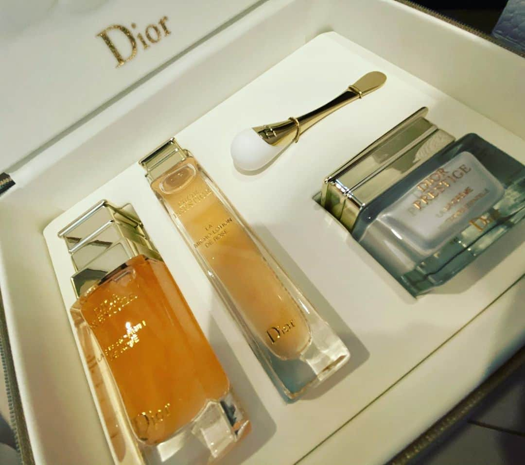 詩月まどか（詩月圓）のインスタグラム：「久しぶりのコスメ💕 #dior #diormakeup #cosmetics #化粧水 #クリーム #導入美容液 #西武 #池袋 #アンチエイジング」