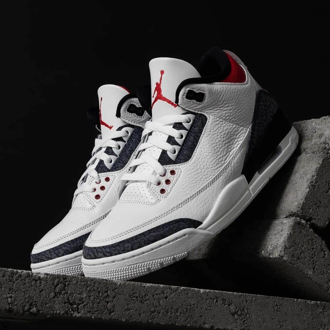 Sneaker Newsさんのインスタグラム写真 - (Sneaker NewsInstagram)「After dropping in Europe, the Air Jordan 3 "Denim" now looks to the USA with a scheduled release on August 27th. Full family sizing coming your way! Link in bio for full details.」8月9日 23時01分 - sneakernews