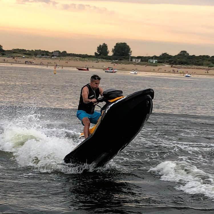 ロビン・ファン・ペルシのインスタグラム：「Taking jet skiing to new heights 🚀」