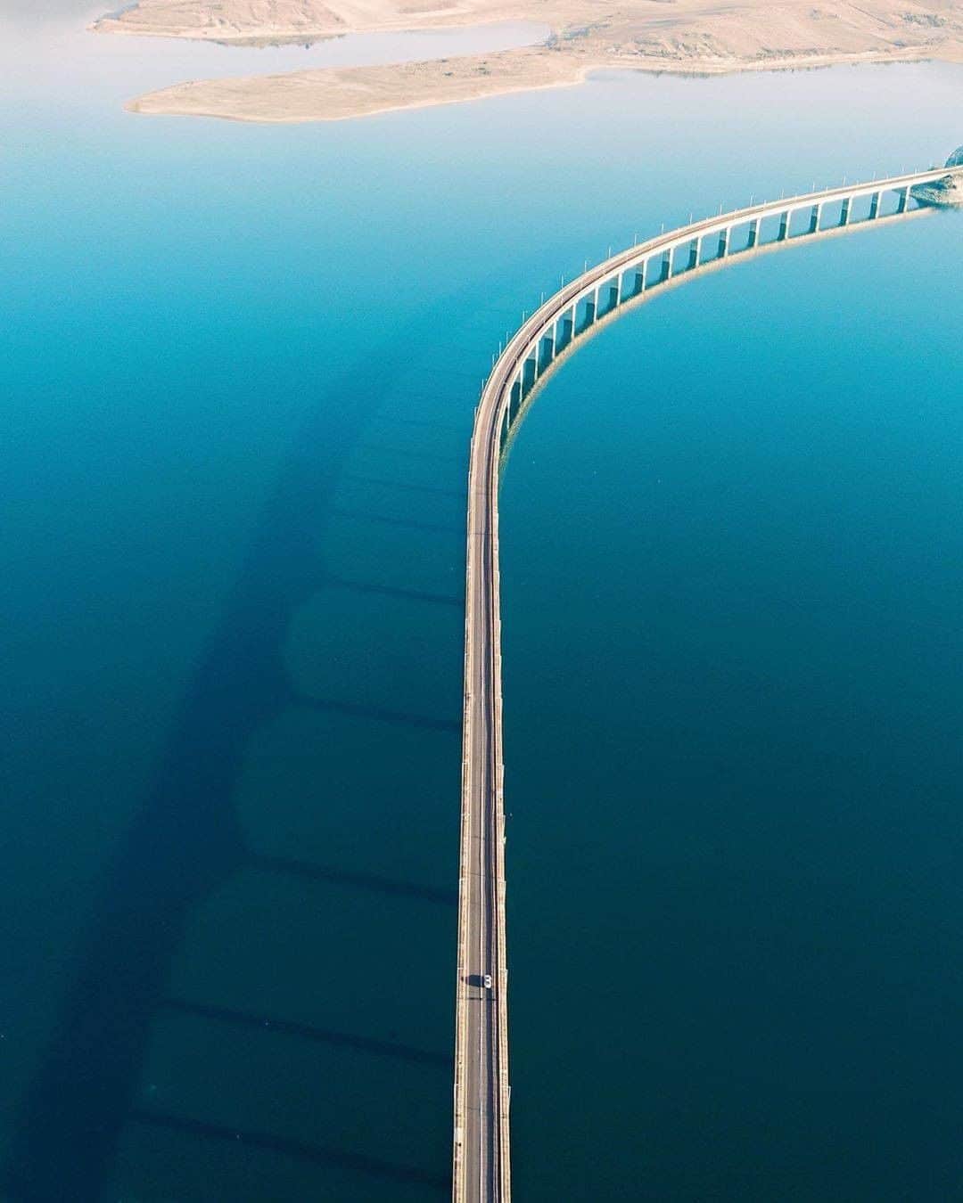Discover Earthさんのインスタグラム写真 - (Discover EarthInstagram)「" Caterpillar • Just when this creature thought its life was over.. it began to fly." #discoverminimalism with @spathumpa  #bridge #caterpillar #sea」8月9日 23時00分 - discoverearth