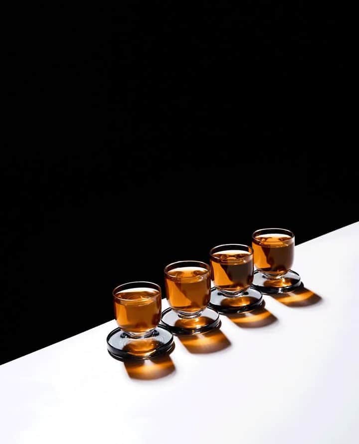 のインスタグラム：「PUCK: minimal and heavy-weight, and resilient enough to survive in a professional cocktail environment.⁠ ⁠ Our PUCK shot glasses. ⁠ ⁠ Explore more via the link in bio. ⁠ ⁠ ⁠ #tomdixon #tomdixonPUCK #glassware #barware #interior #design #interiordesign #inspiration #pucks #homedecor #cocktails #drinks」