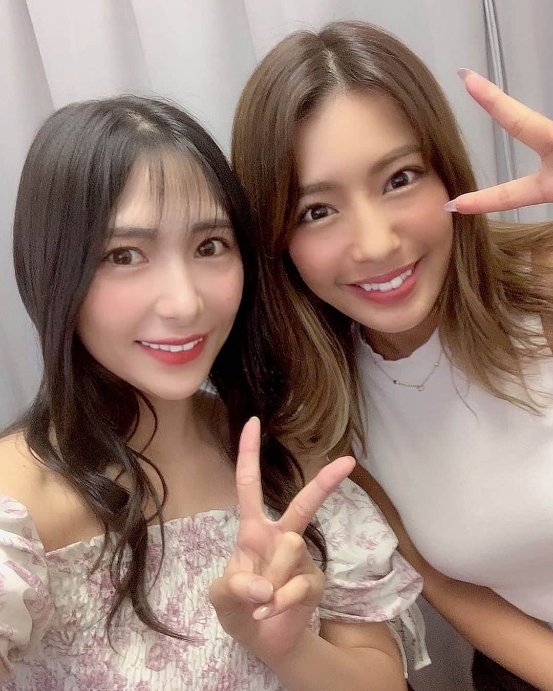 のインスタグラム：「💮はなまる名古屋💮 こんな中来てくださった皆さま ありがとうございました！！ . . 梨菜さん,かなみさんとお写真撮っていただきました🙈💓 . 楽屋でも仲良くしてくださって...😌 休憩中も楽しかったぁ〜✨ ありがとうございます👧💕 . . . #グラドル自撮り部 #グラビアアイドル #橋本梨菜 さん　#高崎かなみ さん」
