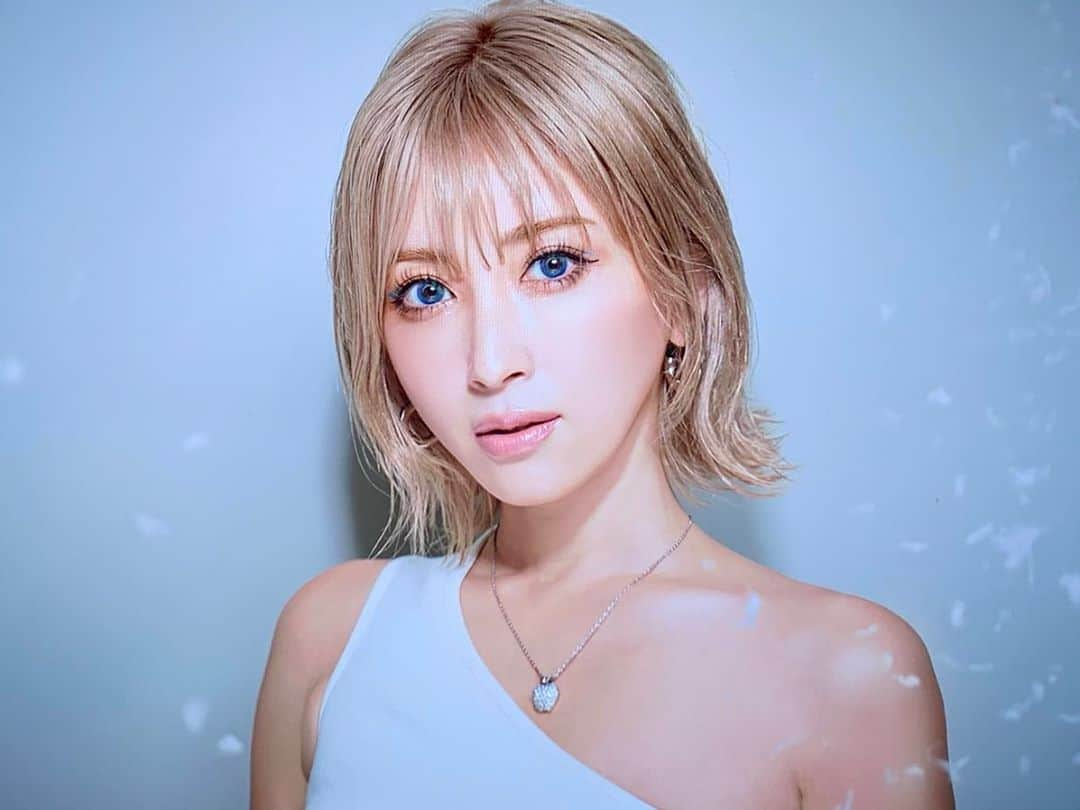 美咲あいりさんのインスタグラム写真 - (美咲あいりInstagram)「_𝐶𝑂𝐿𝑂𝑅  𝑀𝐴𝐾𝐸🐳﻿ ﻿ ﻿ 姉ageha 9月号発売✨﻿ @aneageha ﻿ ﻿ ﻿ 夏メイクはカラーメイクで﻿ プロセス紹介してるよ﻿ ﻿ ﻿ ﻿ ﻿ #姉ageha #make #カラーメイク ﻿ #メイクプロセス #makeup #カラコン ﻿ #姉アゲハ #9月号 #雑誌 #japan ﻿ #夏メイク #メイクアップ #カラーライナー ﻿」8月9日 23時02分 - misakiairi