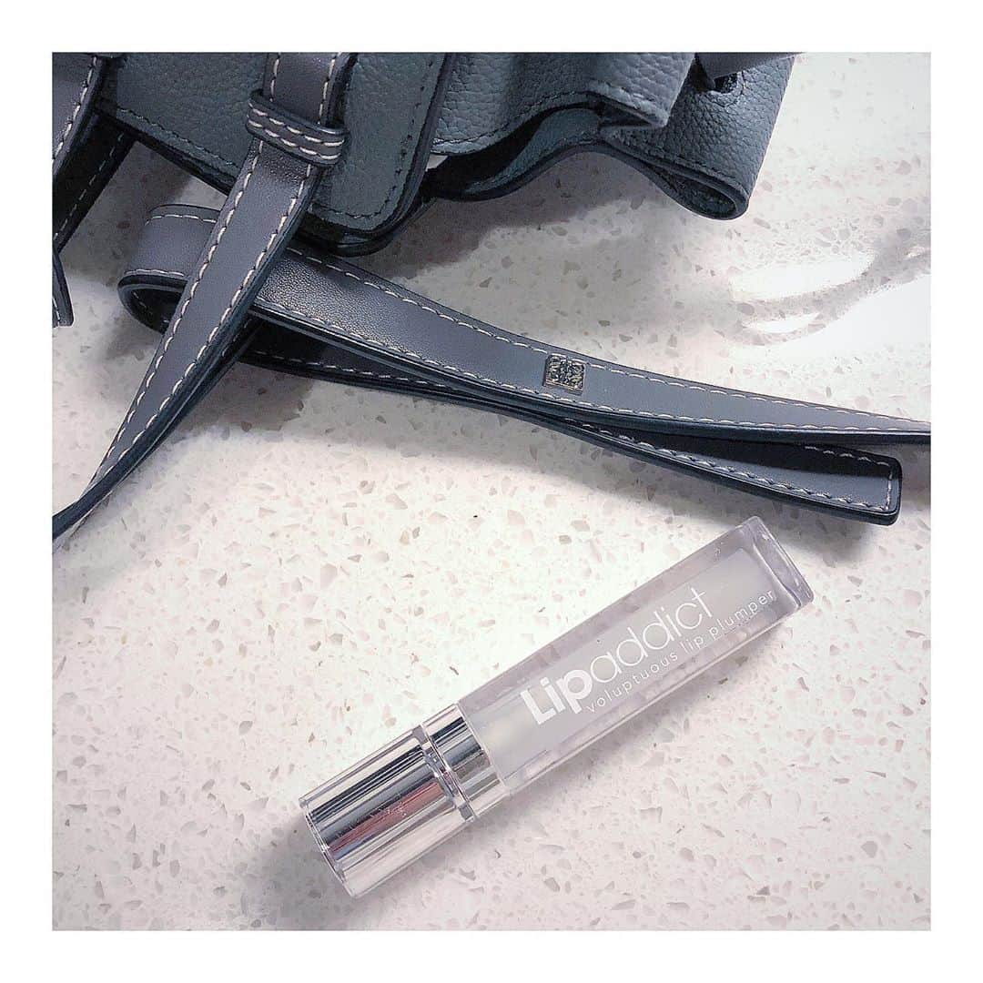 のインスタグラム：「. さっきのALMO.ニュースの続き❤︎ . オーナー美容オタク @meg.almo.eyelash が厳選して取り扱ってるスキンケアやコスメは本当に秀逸✨✨ . このグロスはこの間もポストしてたけど、今度はマスク時にも困らないクリアを❤︎ . つけた瞬間プランパーで縦皺がなくなるから助かる✨✨ しかも昔流行ったピリピリカプサイシン系プランパーじゃなくてスースータイプ❤︎ . . 美容グッズに関してもウェブは準備中らしいからめぐに直接お問い合わせしてね❤︎ . #beauty#cosme#lipgloss#lipplumper#almo#lipaddict」