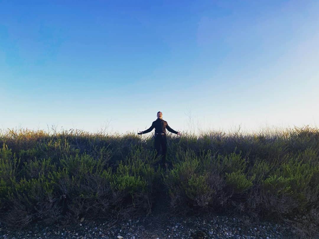 パトリック・J・アダムスのインスタグラム：「Seaside salutation」