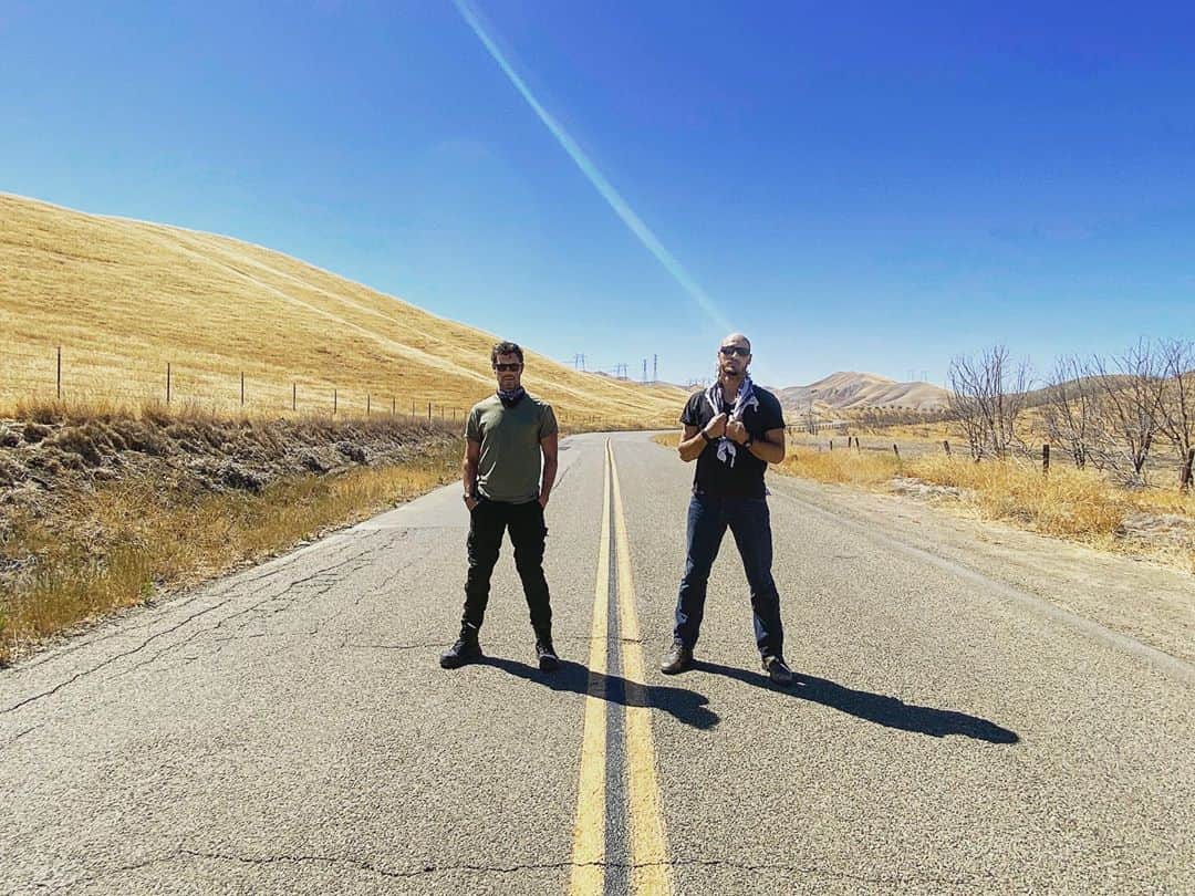パトリック・J・アダムスのインスタグラム：「Road warriors」